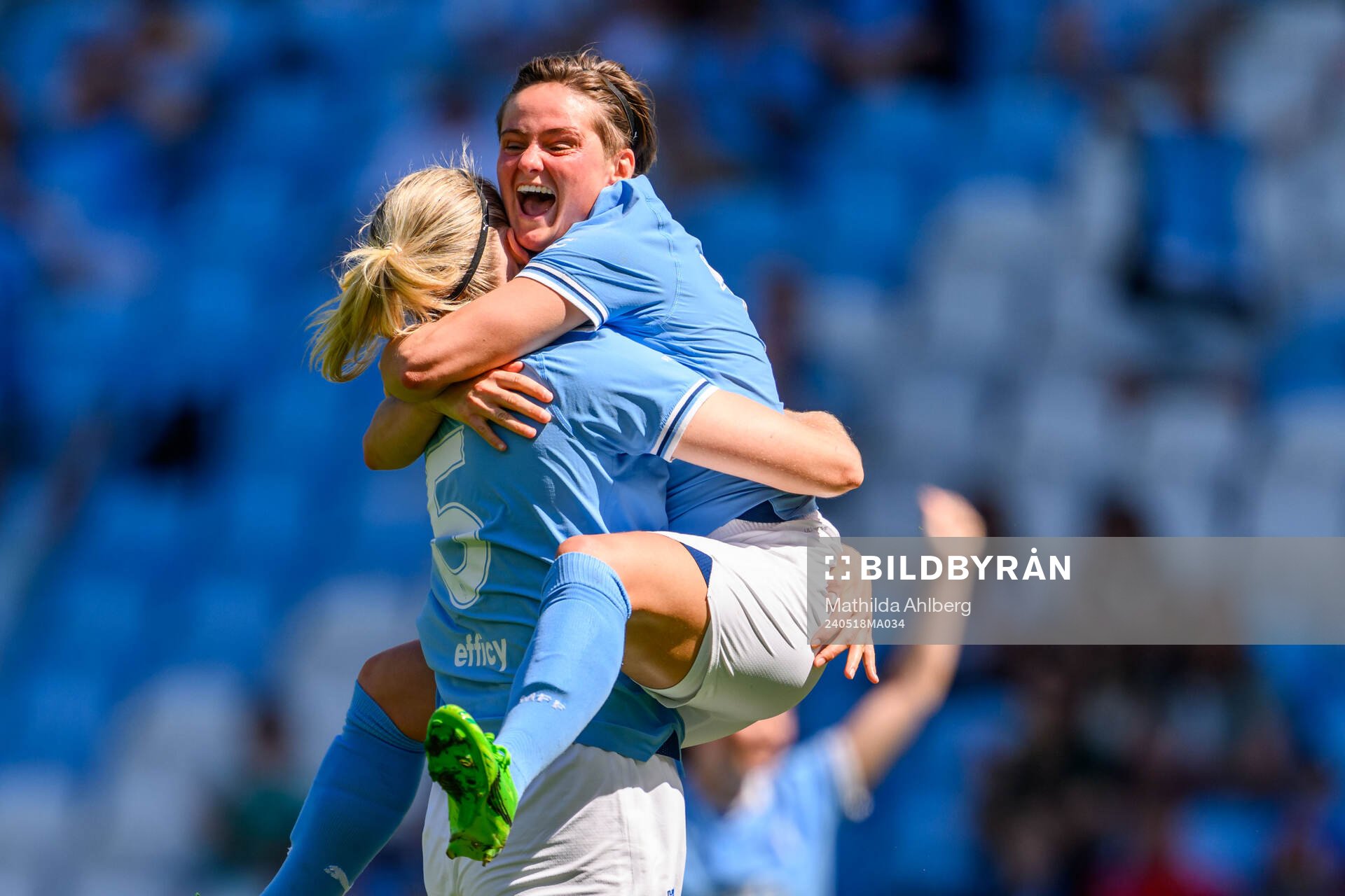 Malmö FFs Sanna Kullberg och Ema Paljevic jublar