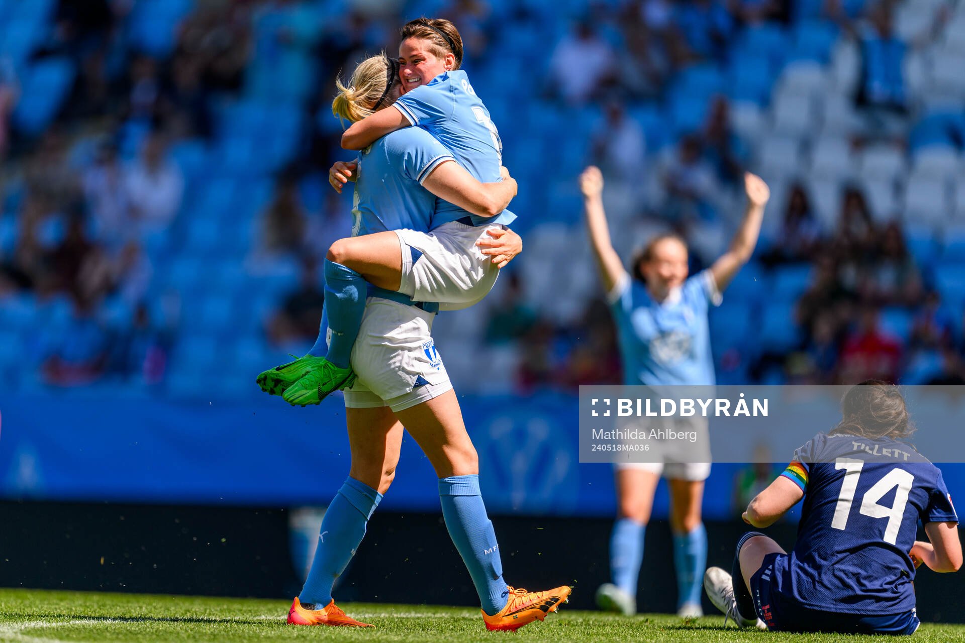 Malmö FFs Sanna Kullberg och Ema Paljevic jublar