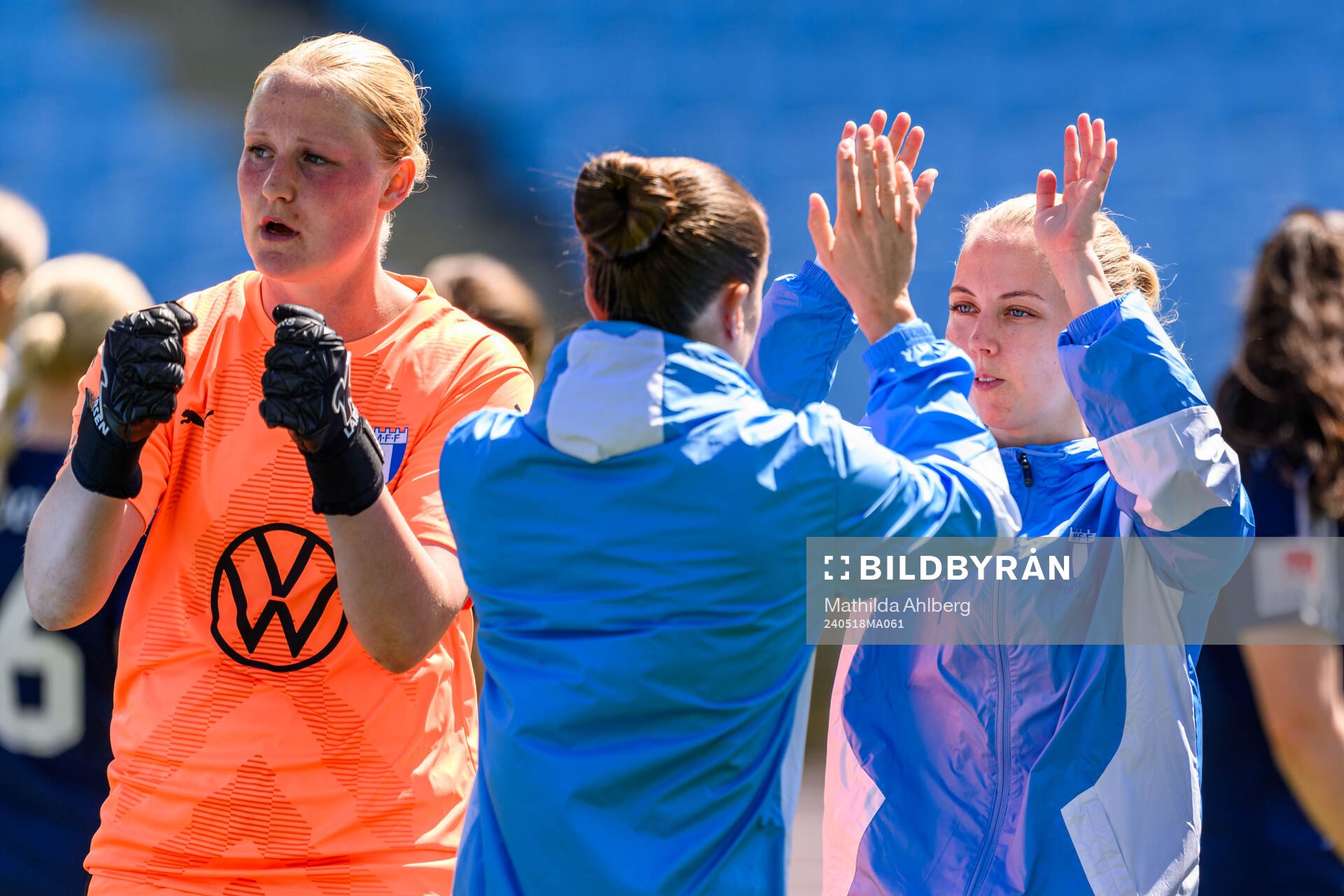 Malmö FFs målvakt Kathrine Østergaard Larsen och Nathalie Hoff Persson inför fotbollsmatchen i Elitettan mellan Malmö FF och Sundsvall den 18 maj 2024 i Malmö.