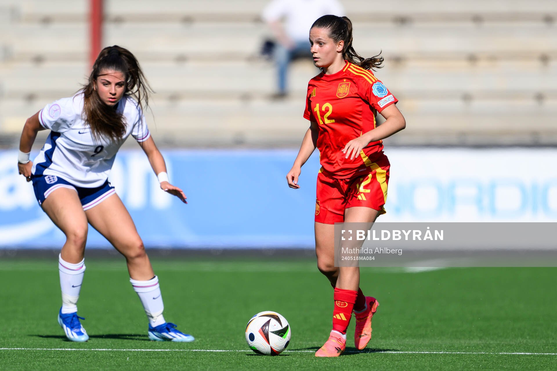 Isabella Fisher of England and Aiara Aguirrezabala of Spain