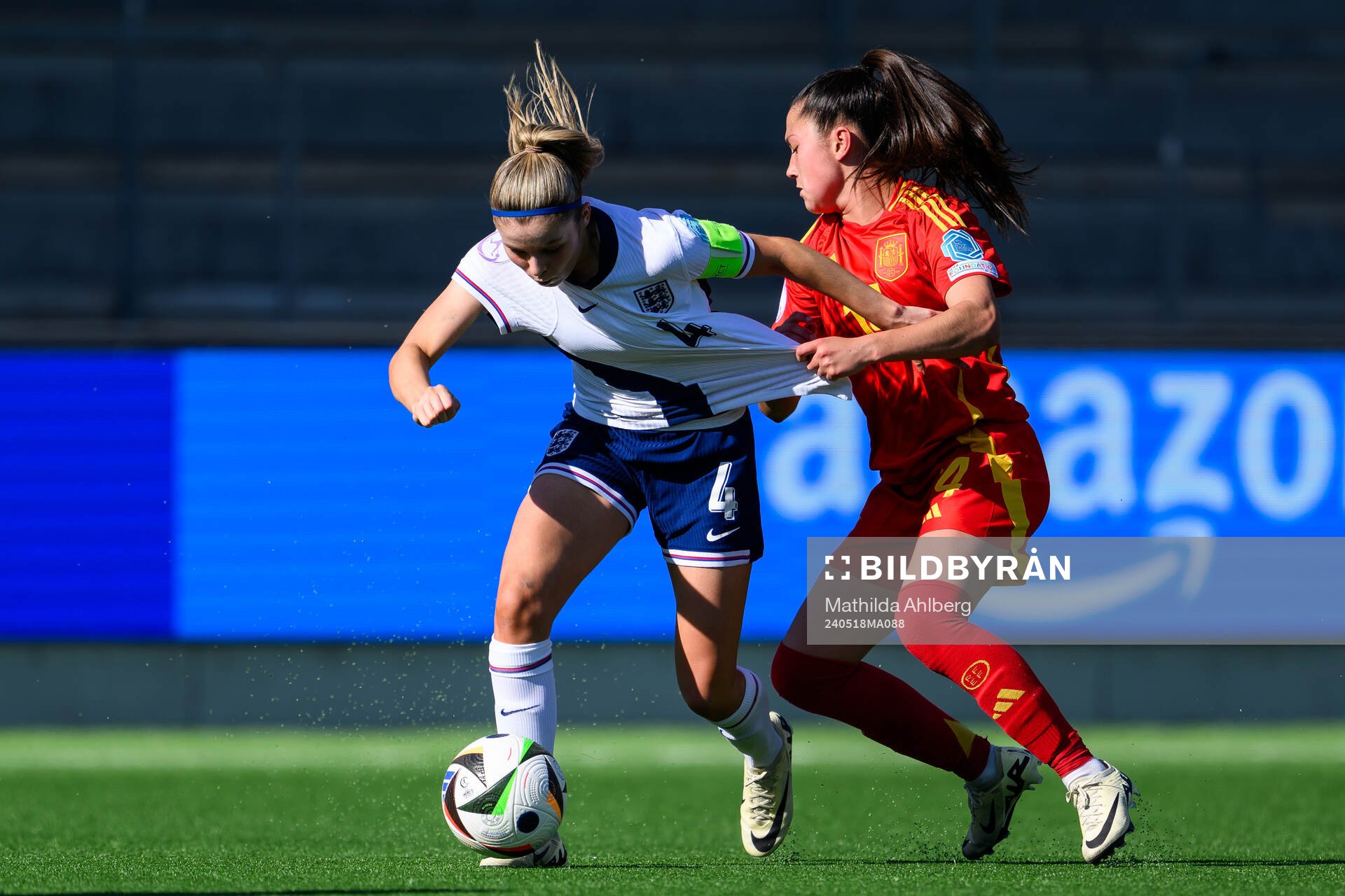 Laila Harbert of England and Lua Calo of Spain