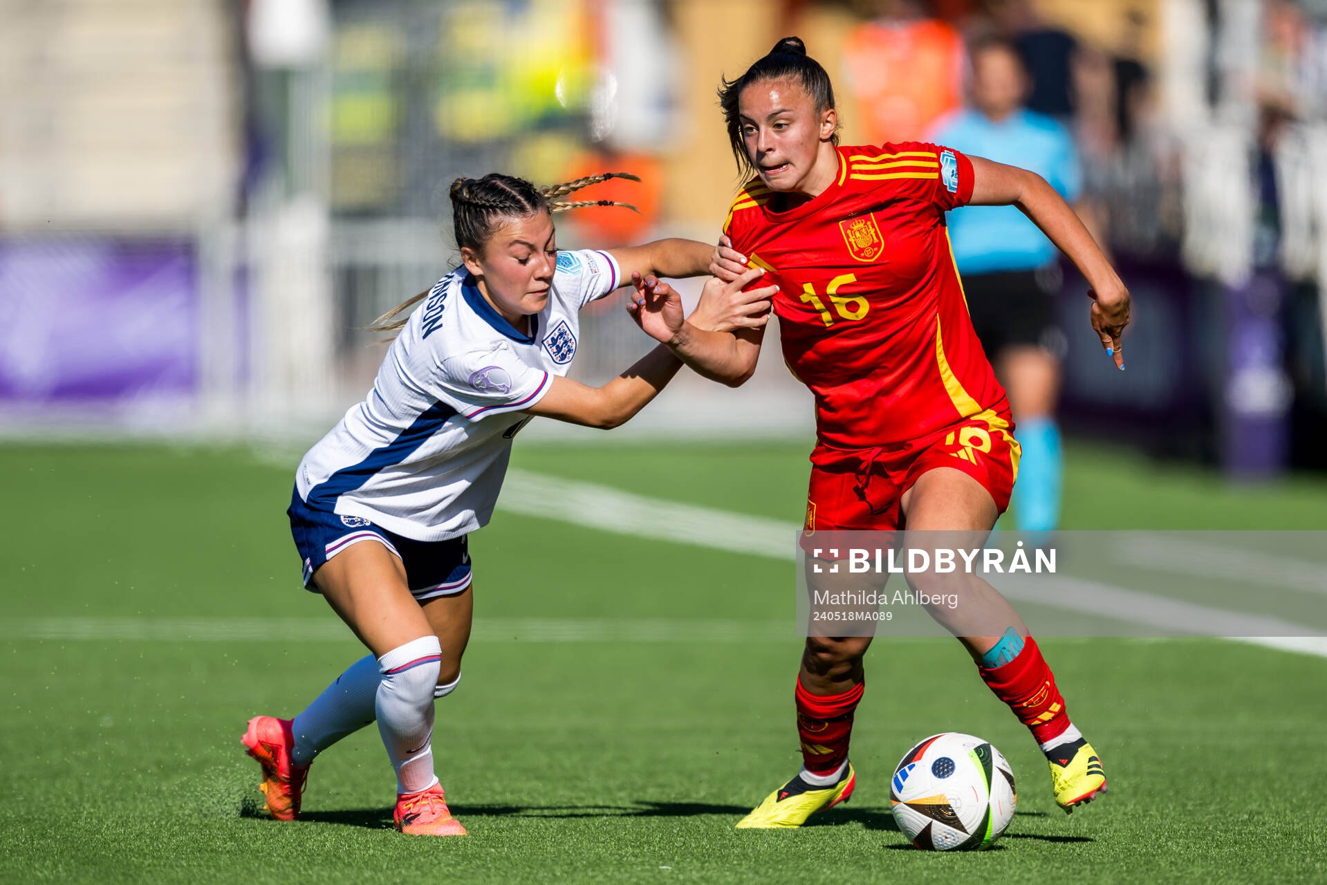 Erica Parkinson of England and Clara Serrajordi of Spain