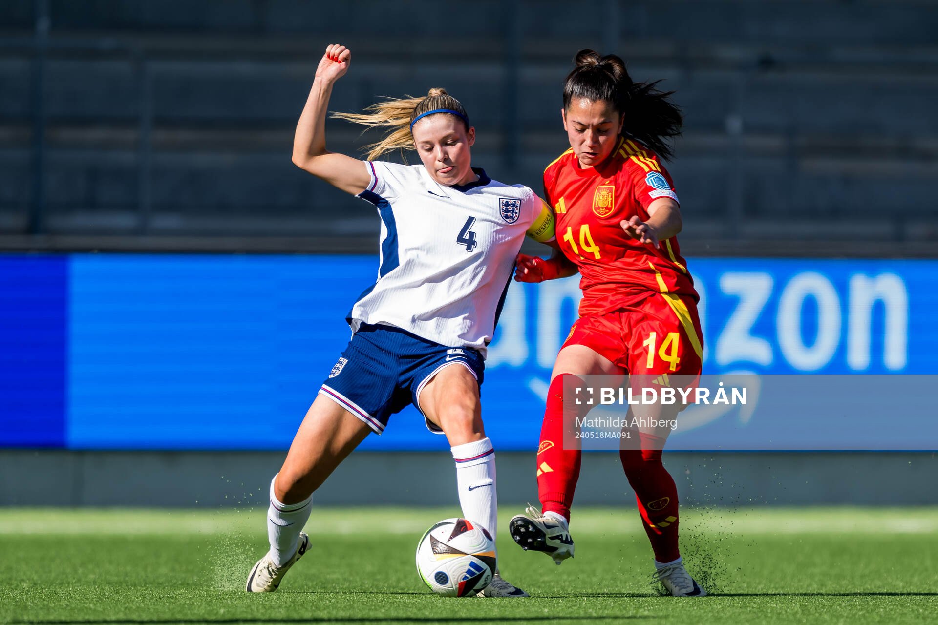 Laila Harbert of England and Lua Calo of Spain