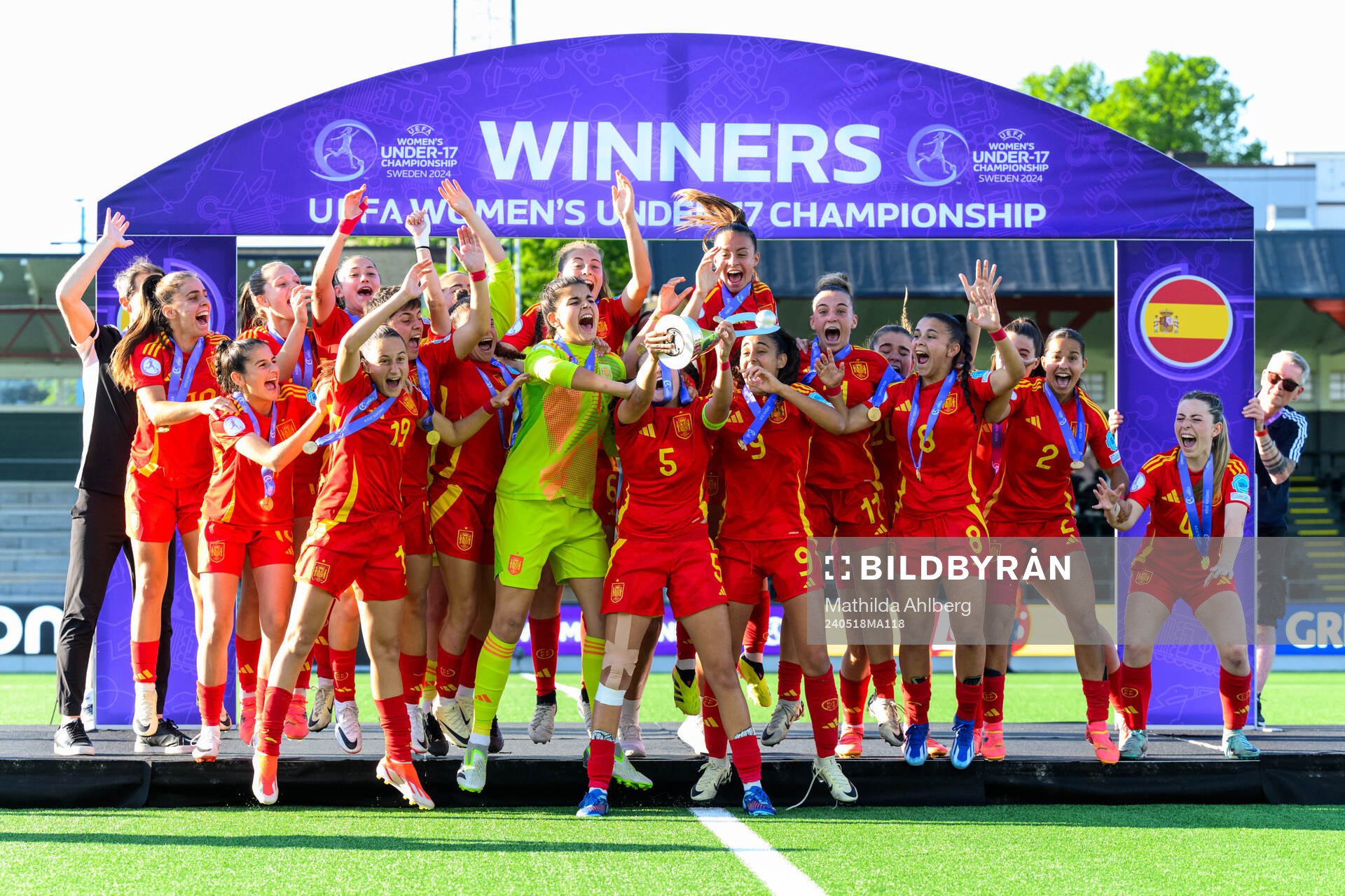 Players of Spain celebrate