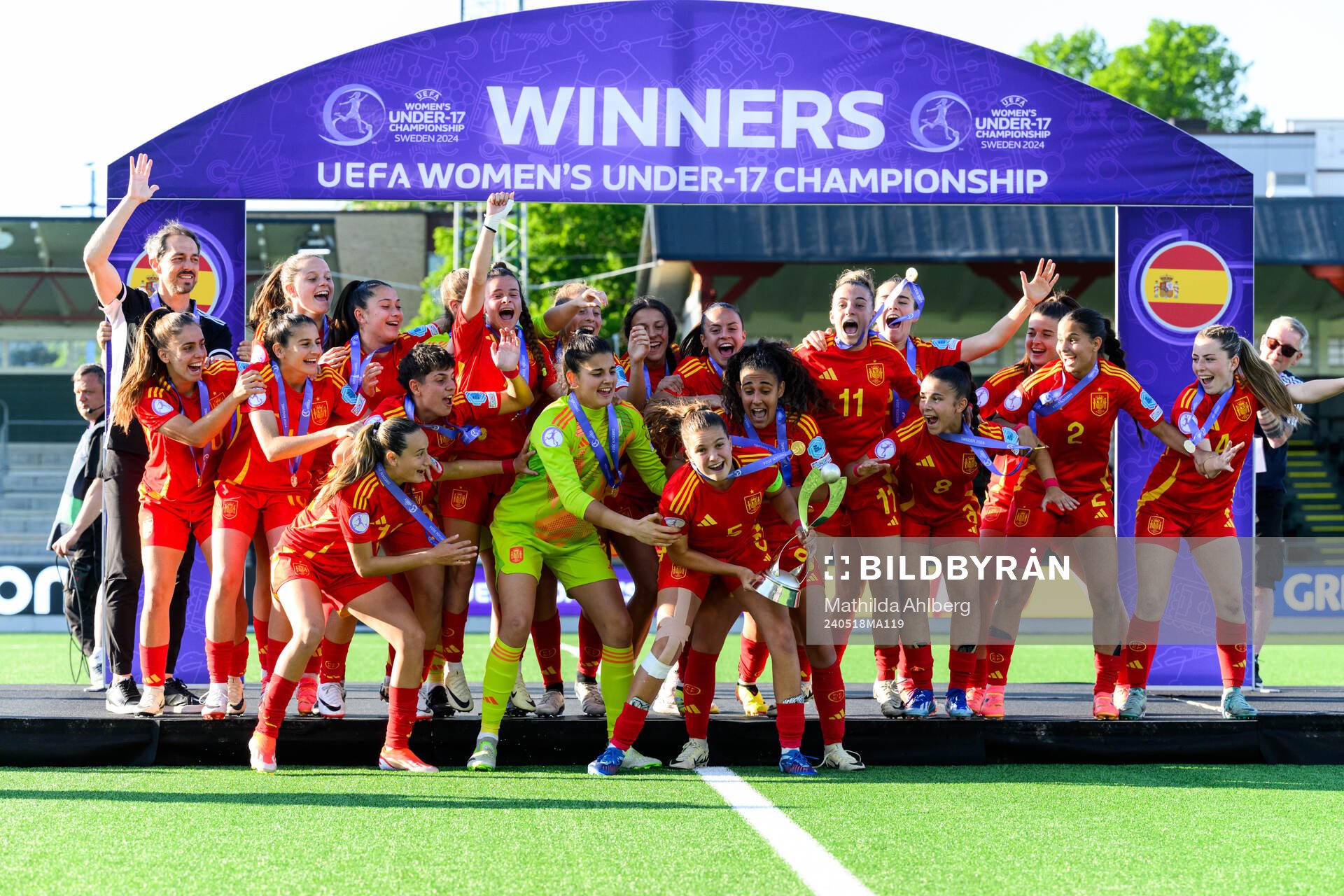 Players of Spain celebrate