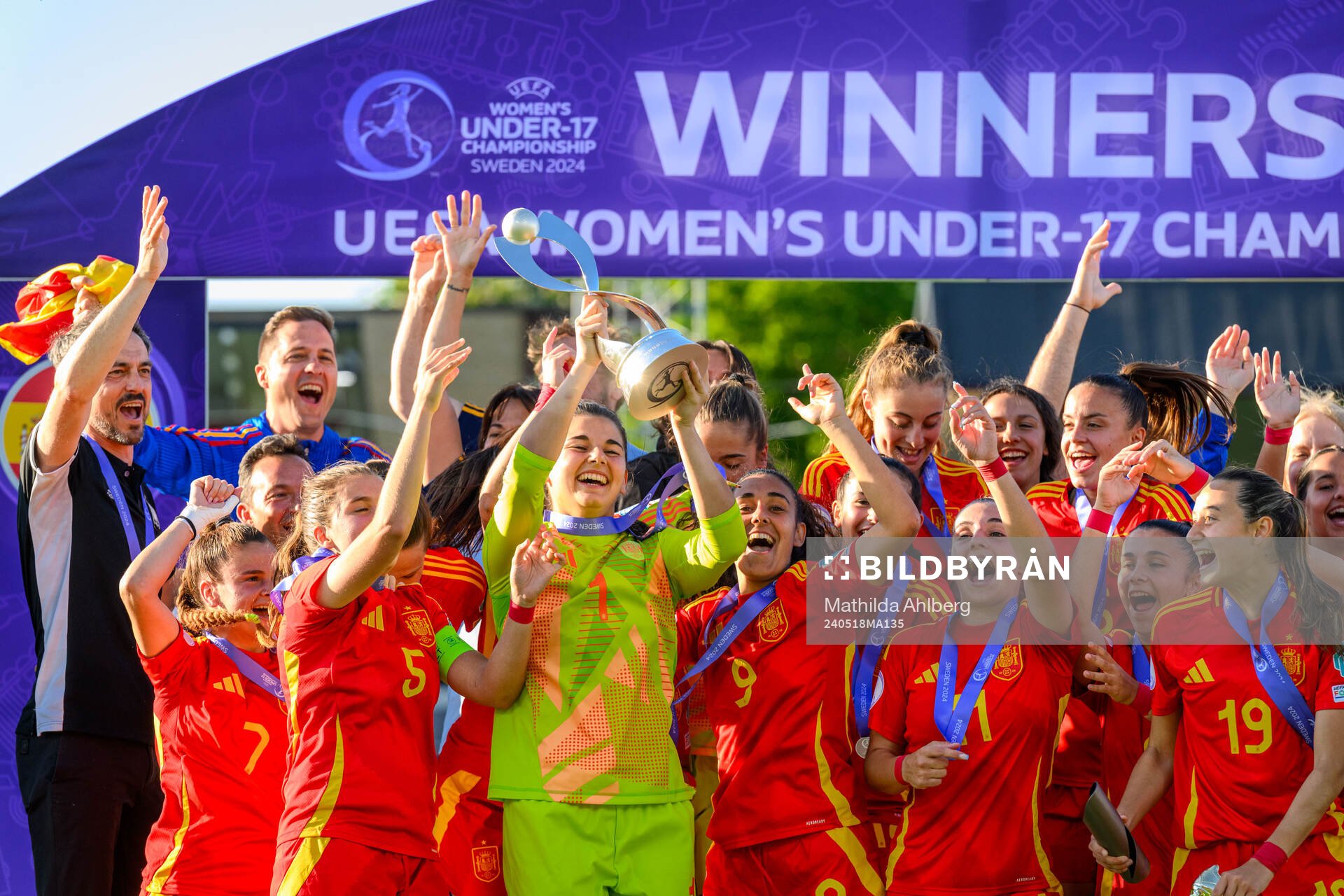 Players of Spain celebrate