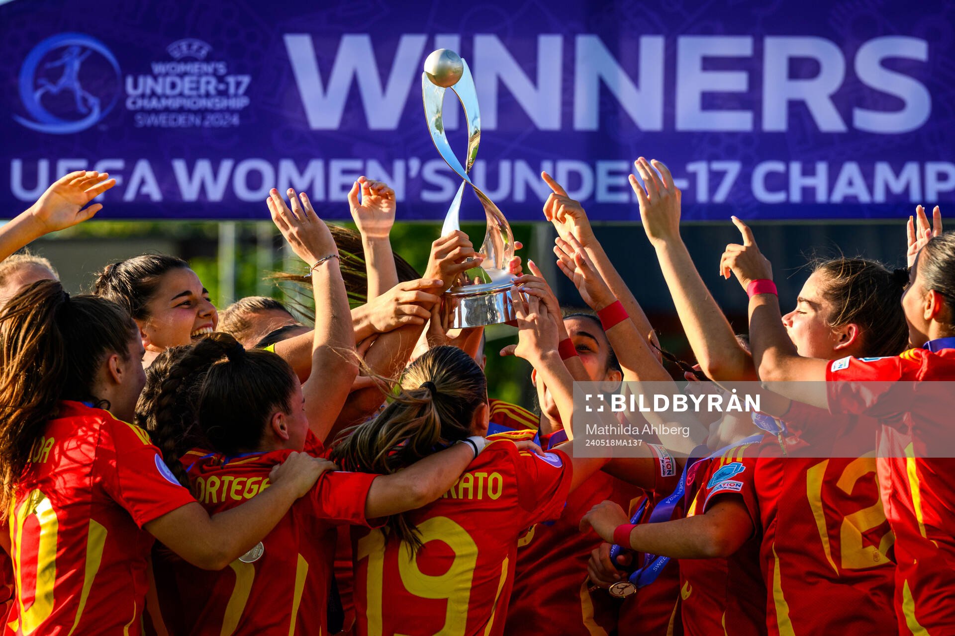Players of Spain celebrate