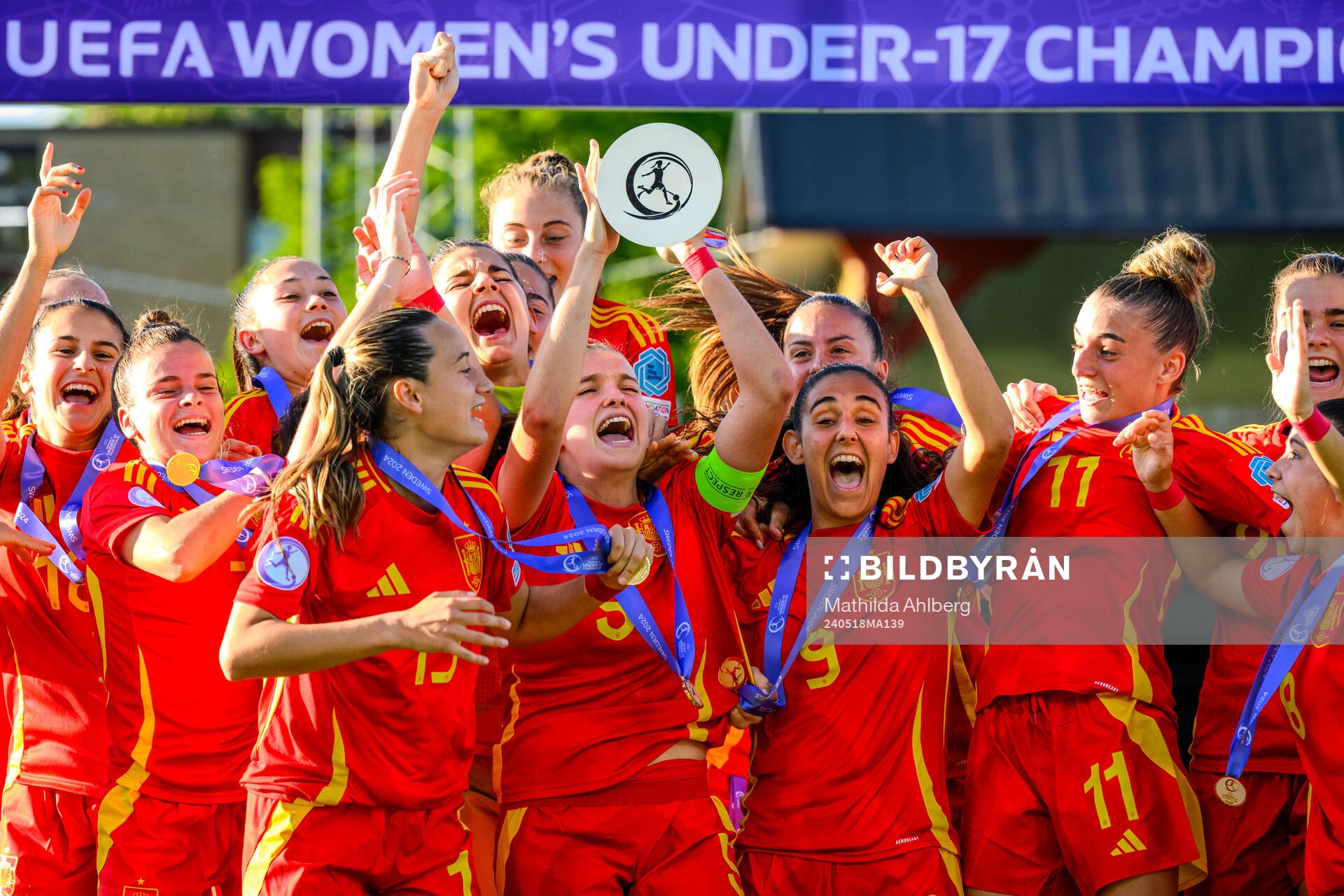 Players of Spain celebrate