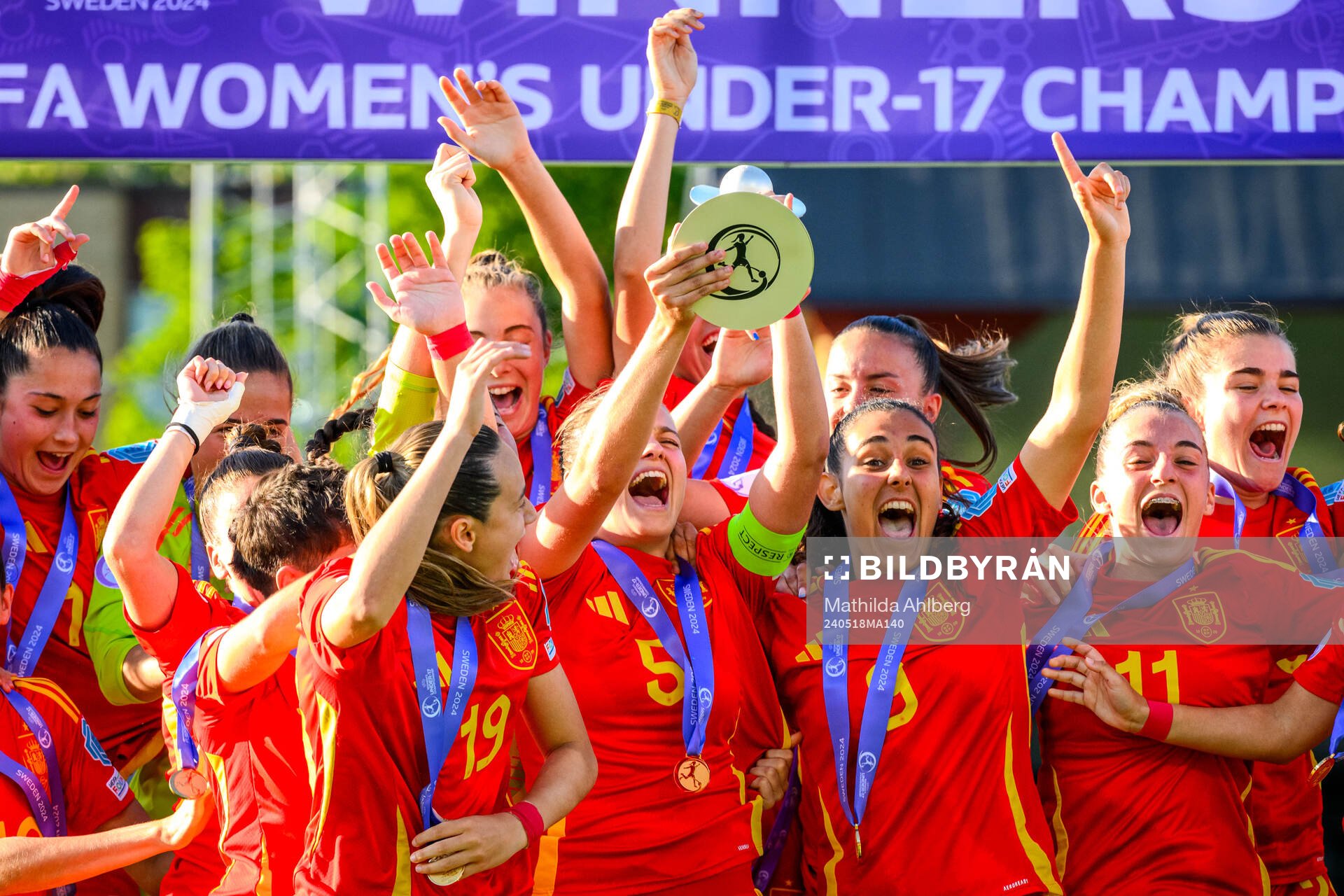 Players of Spain celebrate