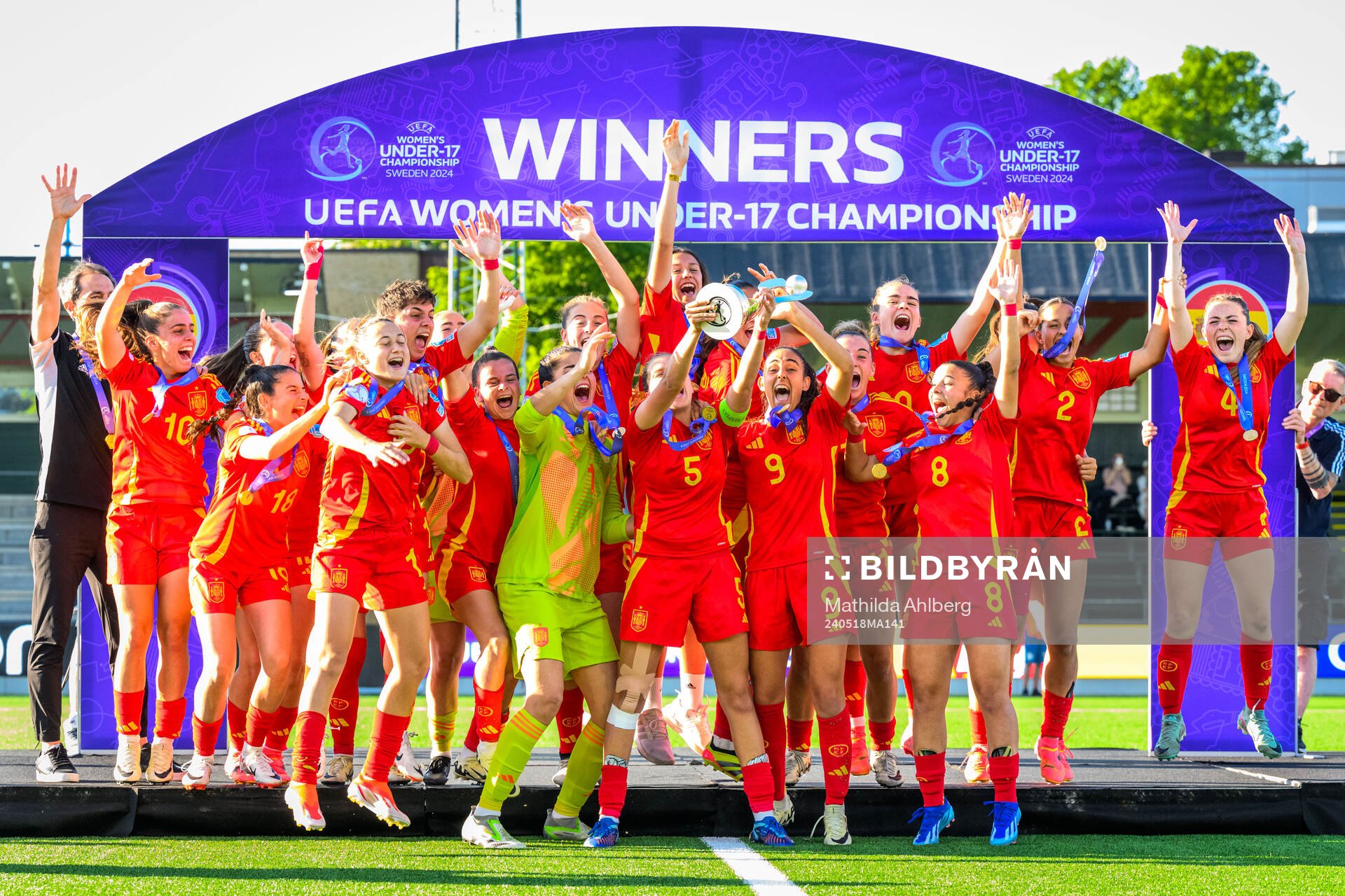 Players of Spain celebrate