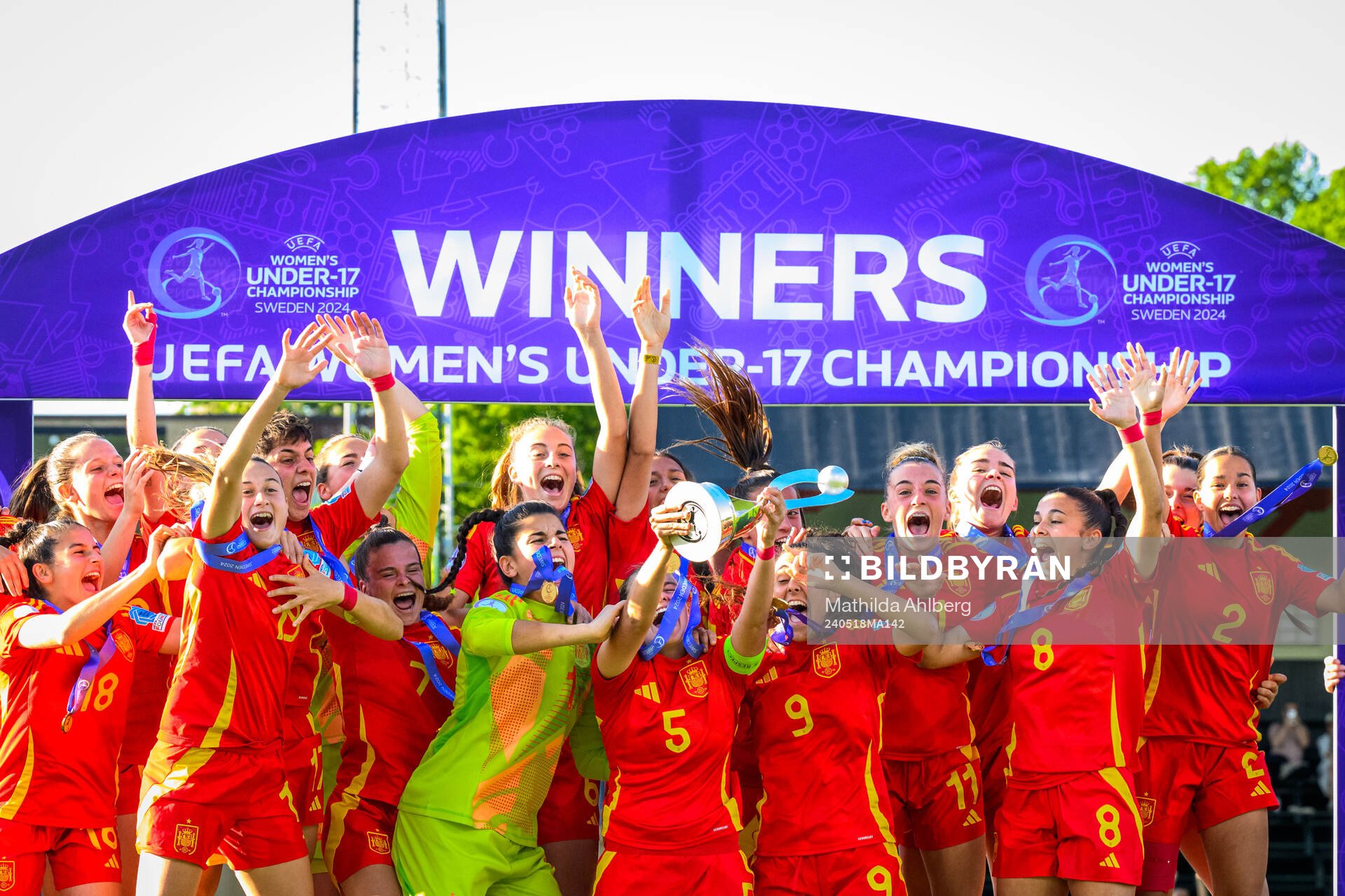 Players of Spain celebrate
