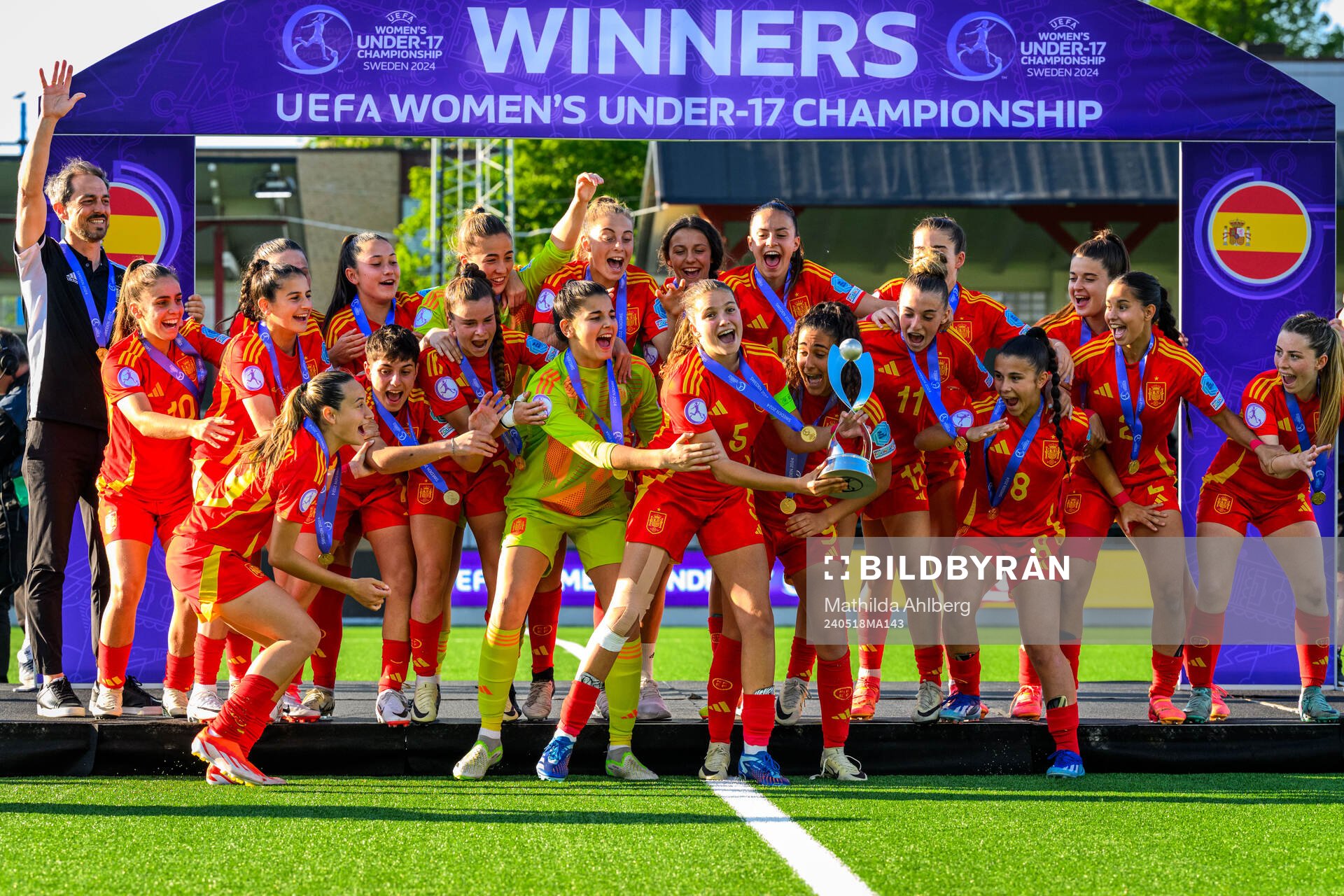 Players of Spain celebrate