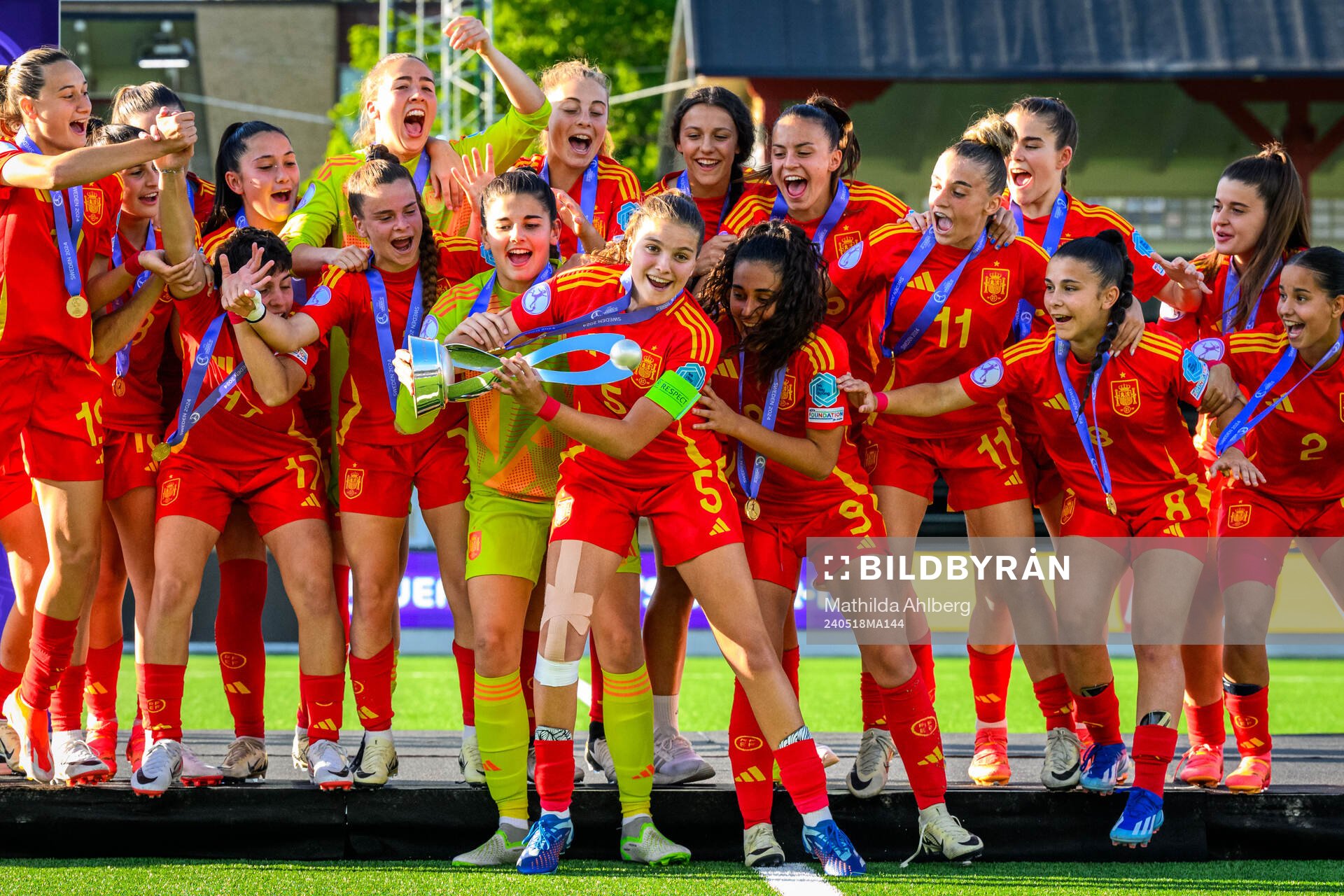 Players of Spain celebrate
