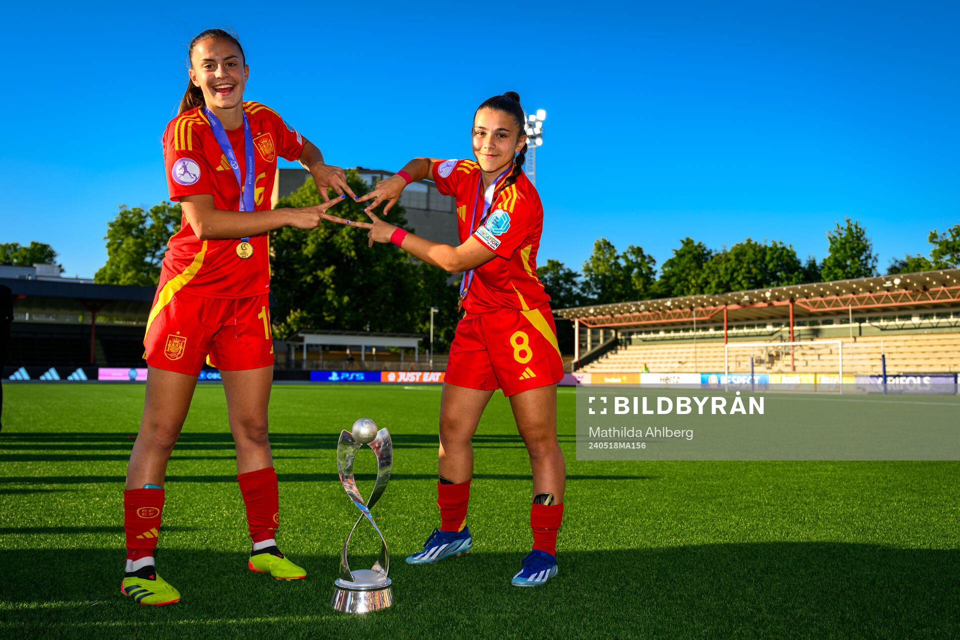 Clara Serrajordi and Folgado of Spain celebrate