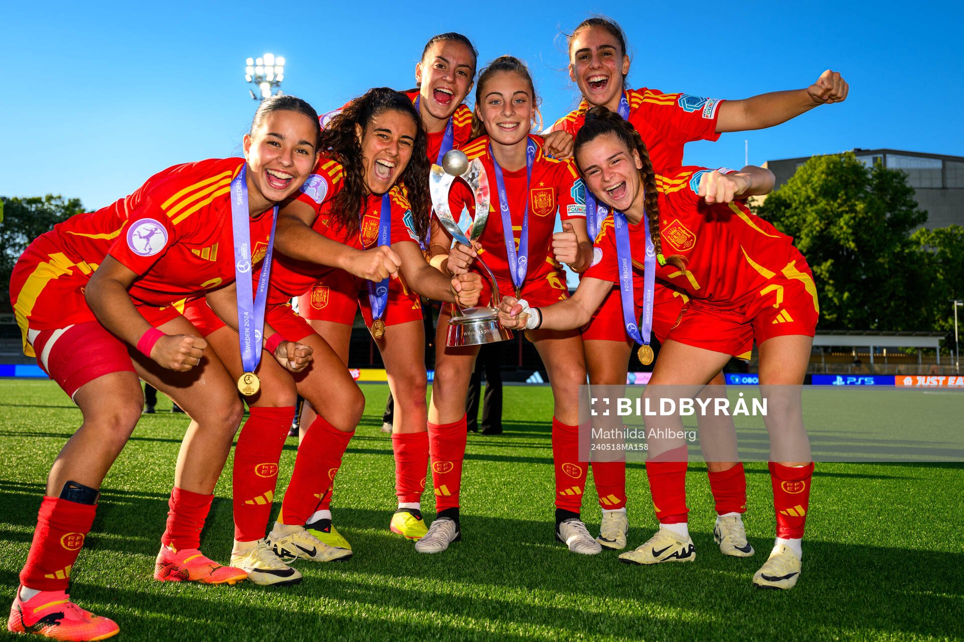 Players of Spain celebrate