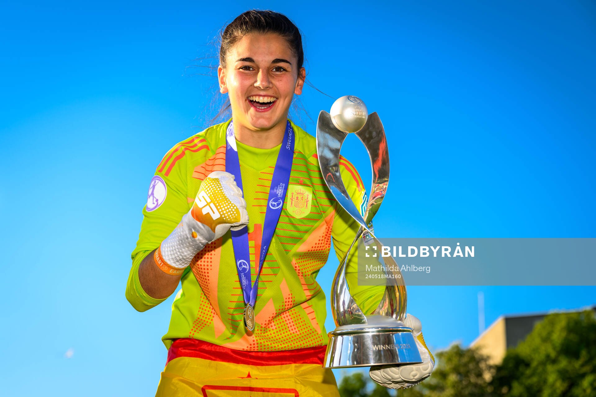 Goalkeeper Laia of Spain celebrate