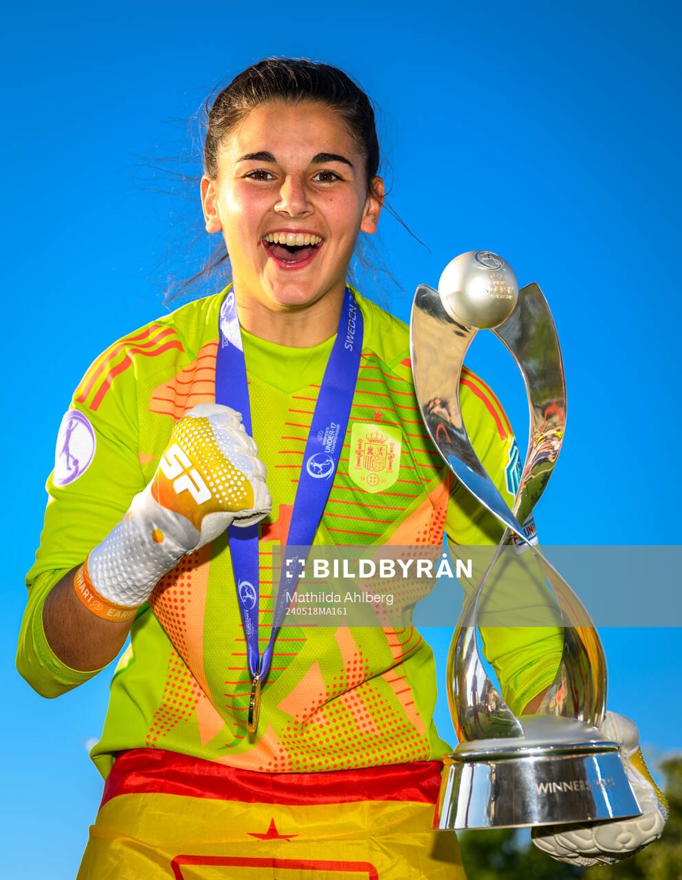 Goalkeeper Laia of Spain celebrate
