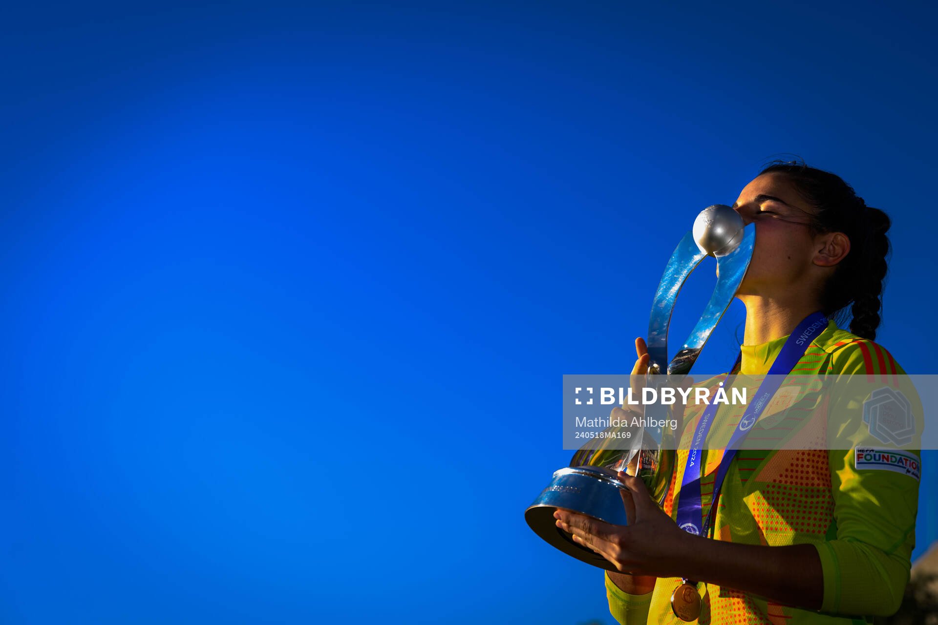 Goalkeeper Laia of Spain celebrate