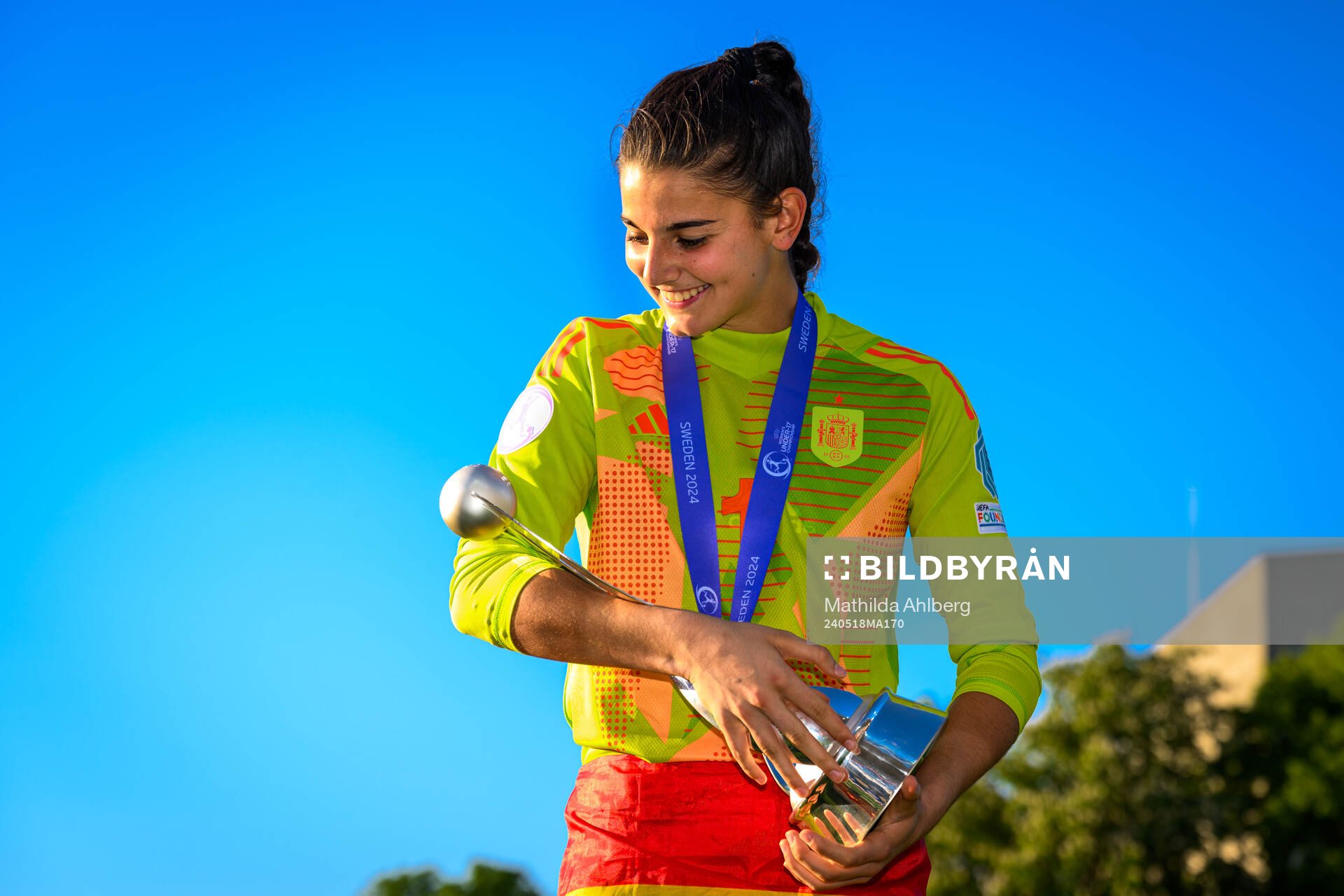 Goalkeeper Laia of Spain celebrate