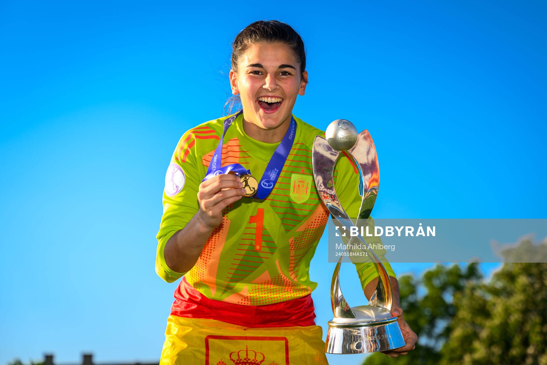 Goalkeeper Laia of Spain celebrate