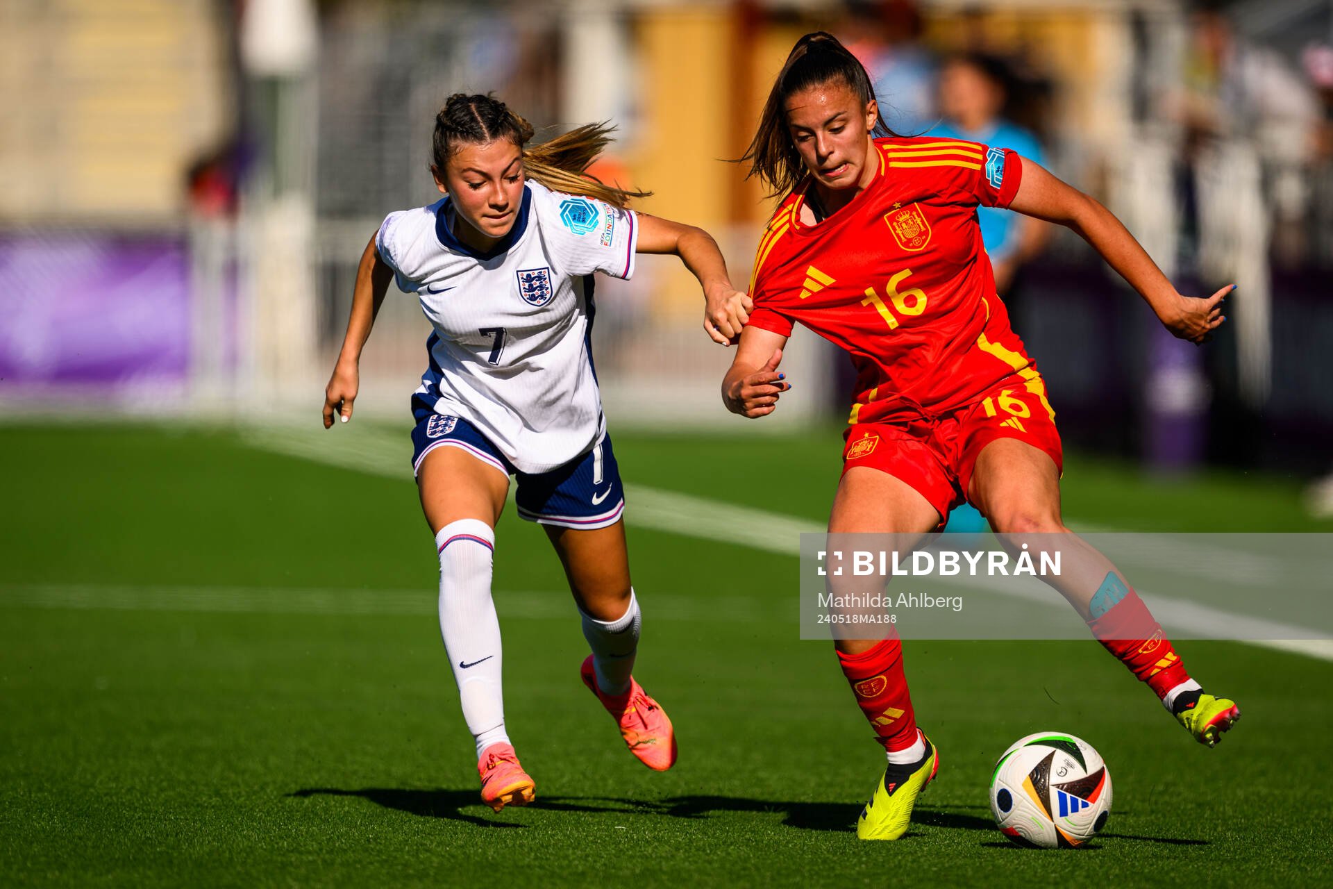 Erica Parkinson of England and Clara Serrajordi of Spain