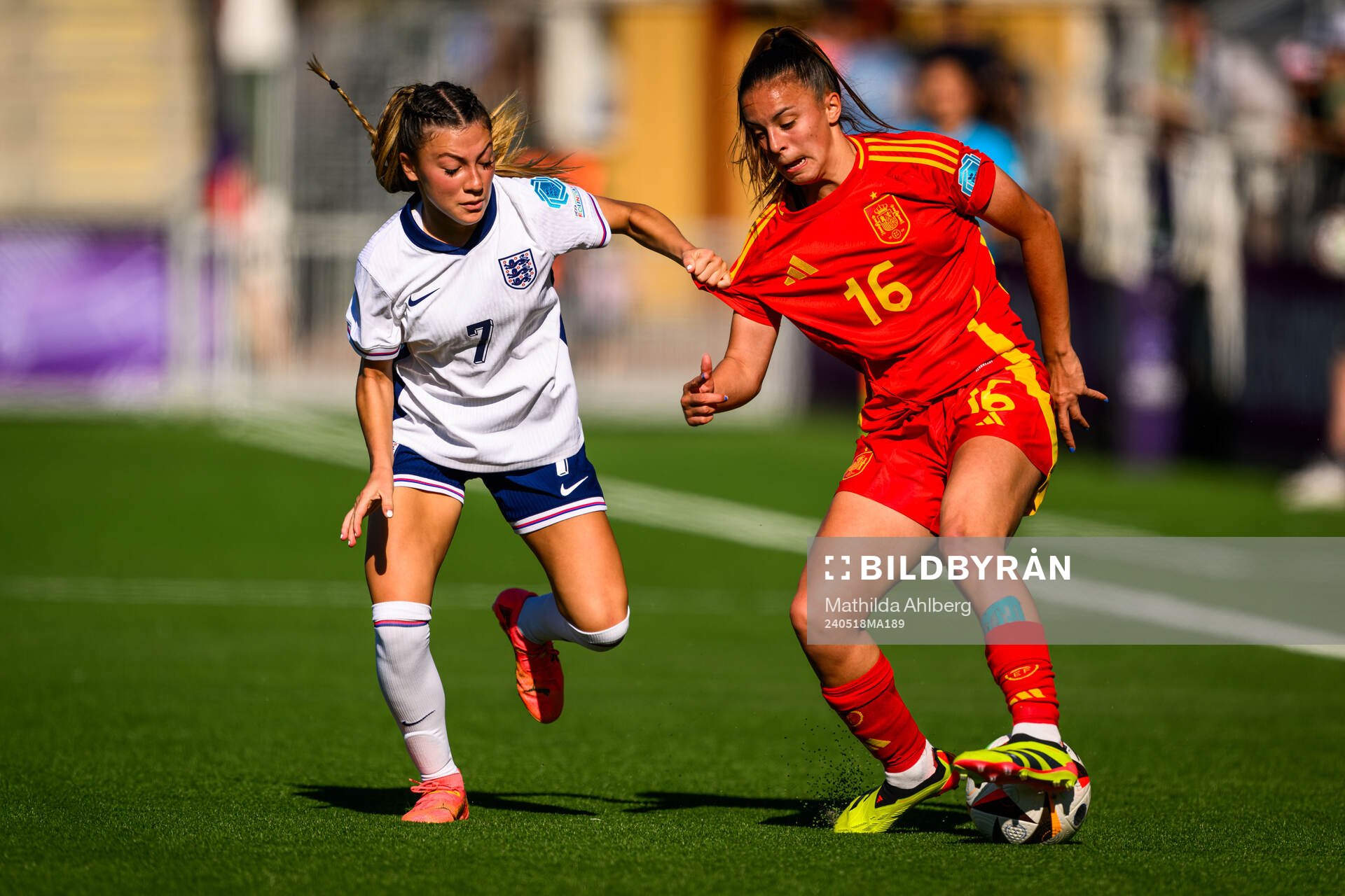Erica Parkinson of England and Clara Serrajordi of Spain