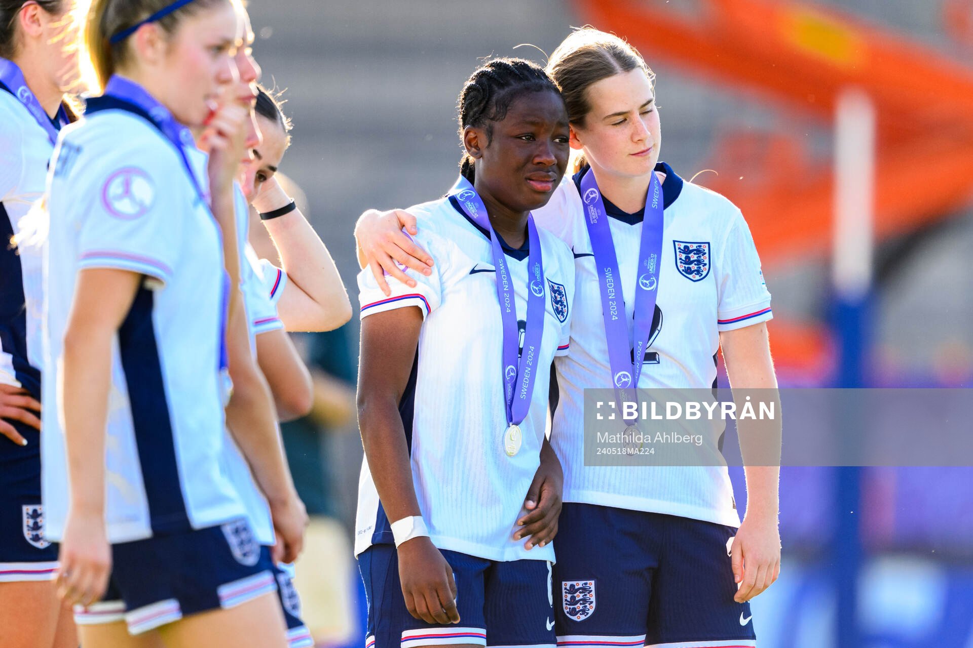 Omotara Junaid and Sophie Harrison of England looks dejected