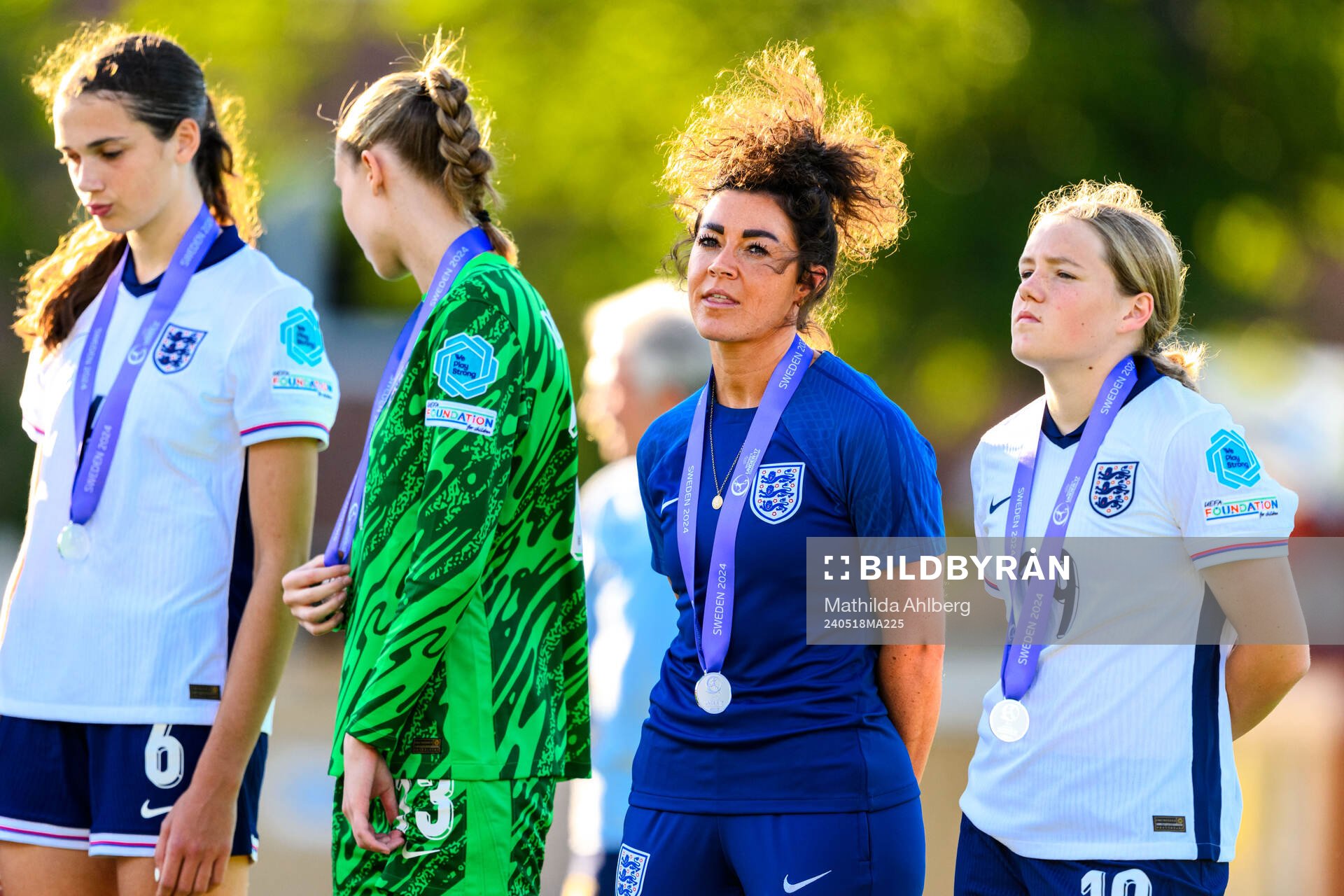 Head coach Natalie Henderson and Isabel Hebard of England