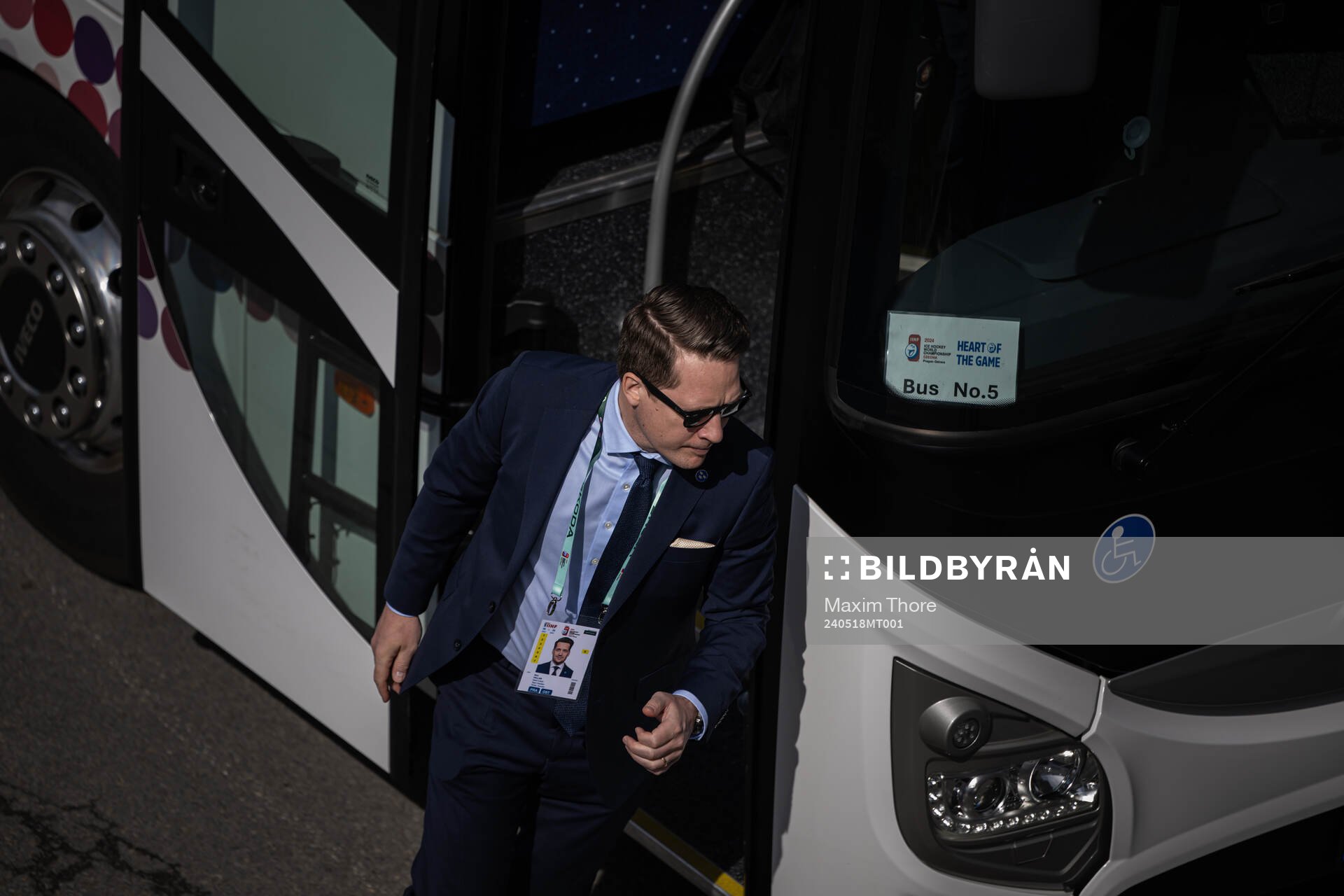 Head coach Sam Hallam of Sweden arrives to the arena with