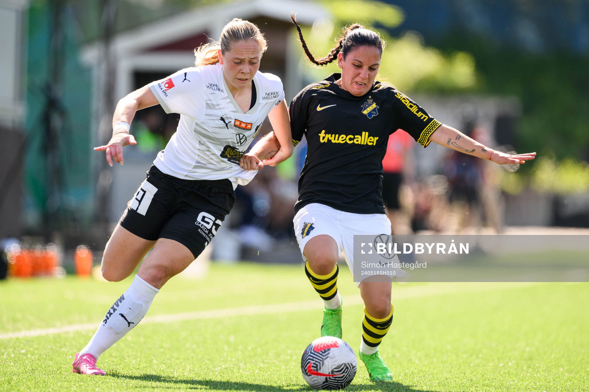 underHäckens Alice Bergström och AIKs Michelle Rojas