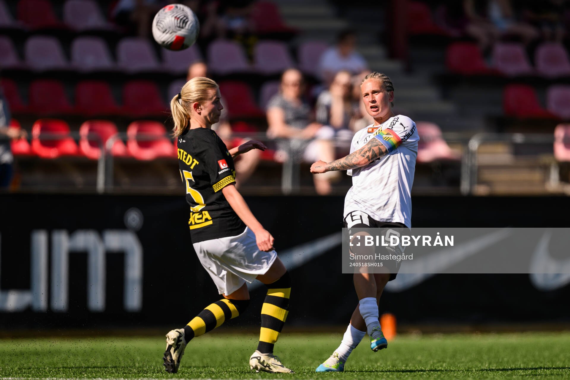 AIKs Olivia Lindstedt och Häckens Filippa Curmark under fotbollsmatchen i Damallsvenskan mellan AIK och Häcken den 18 maj 2024 i Stockholm. 