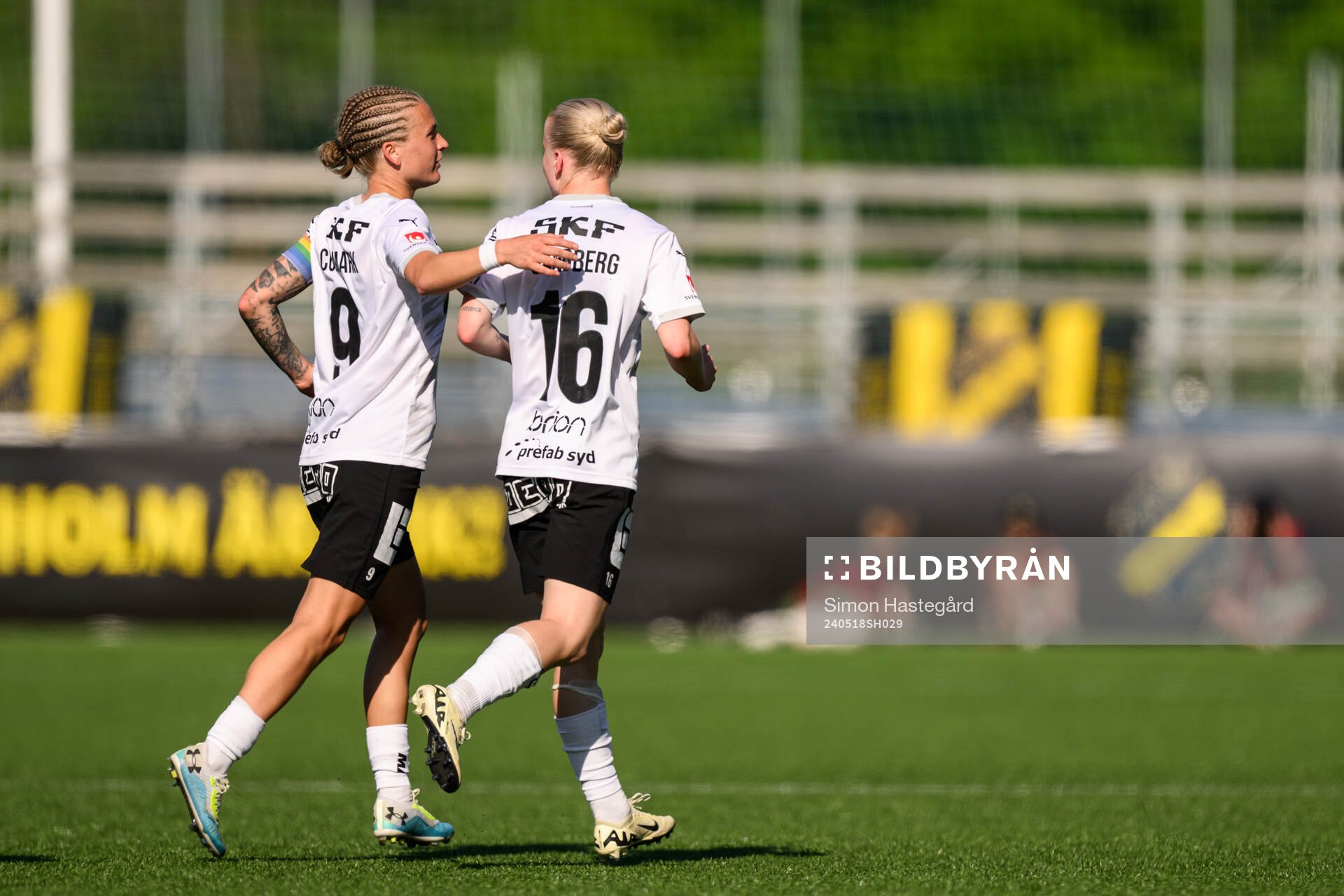 Häckens Filippa Curmark och Anna Sandberg jublar