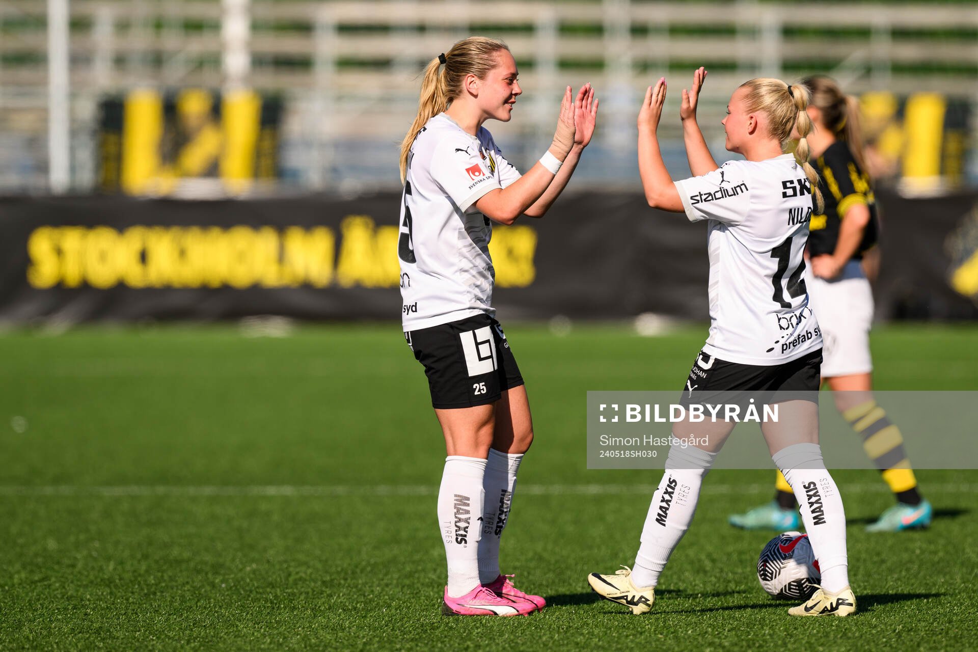 Häckens Alice Bergström och Matilda Nildén jublar