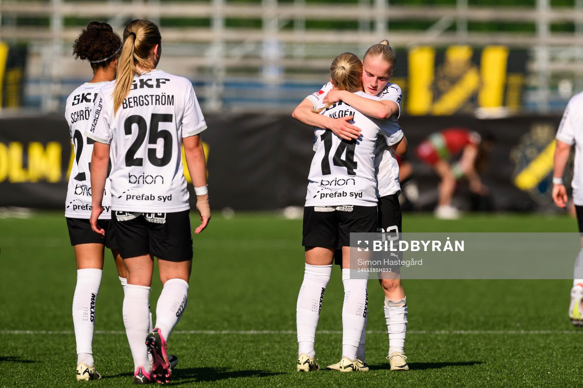 Häckens Anna Sandberg och Matilda Nildén jublar