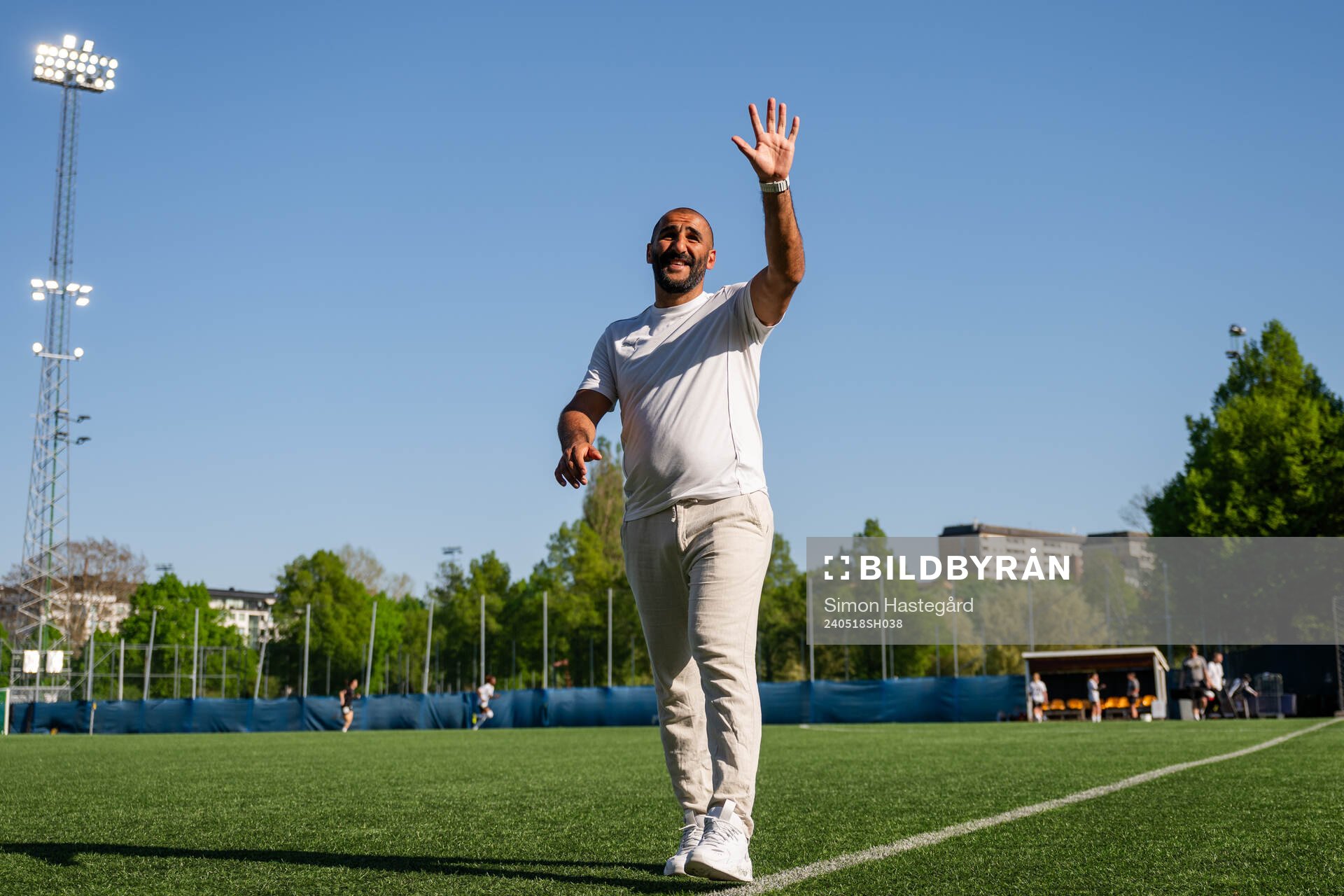 Häckens tränare Mak Lind jublar efter fotbollsmatchen i Damallsvenskan mellan AIK och Häcken den 18 maj 2024 i Stockholm. 
