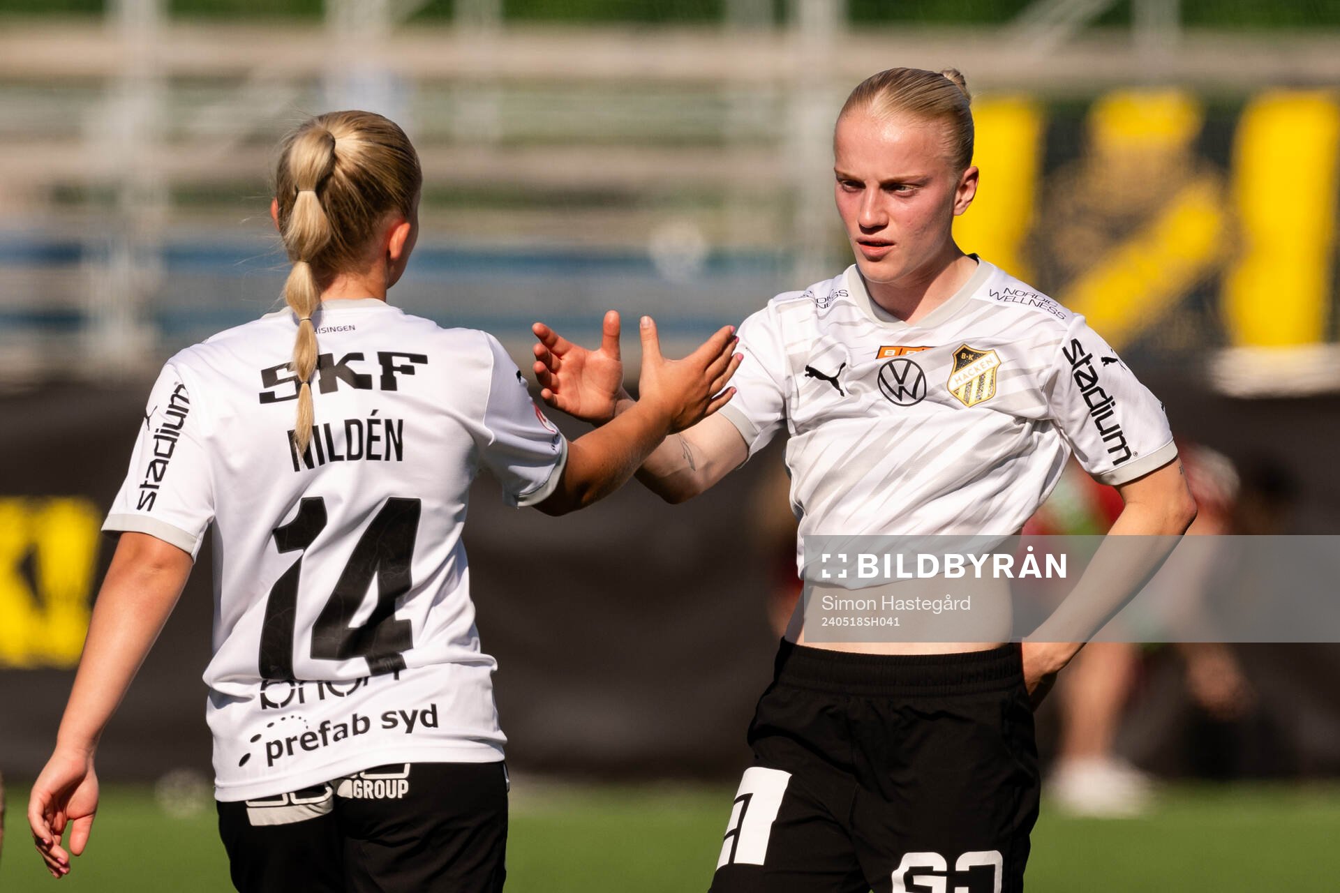 Häckens Matilda Nildén och Anna Sandberg jublar