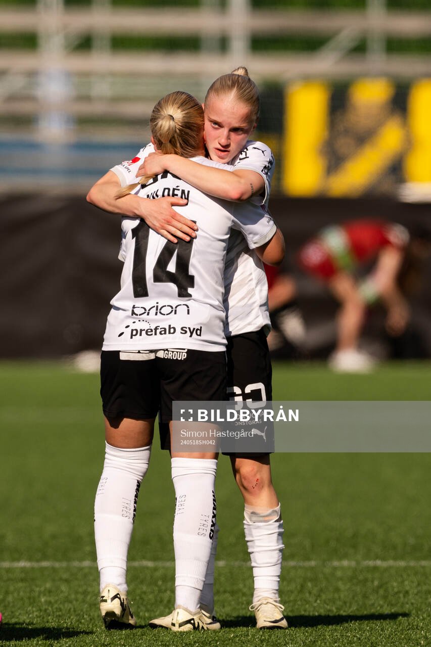 Häckens Matilda Nildén och Anna Sandberg jublar