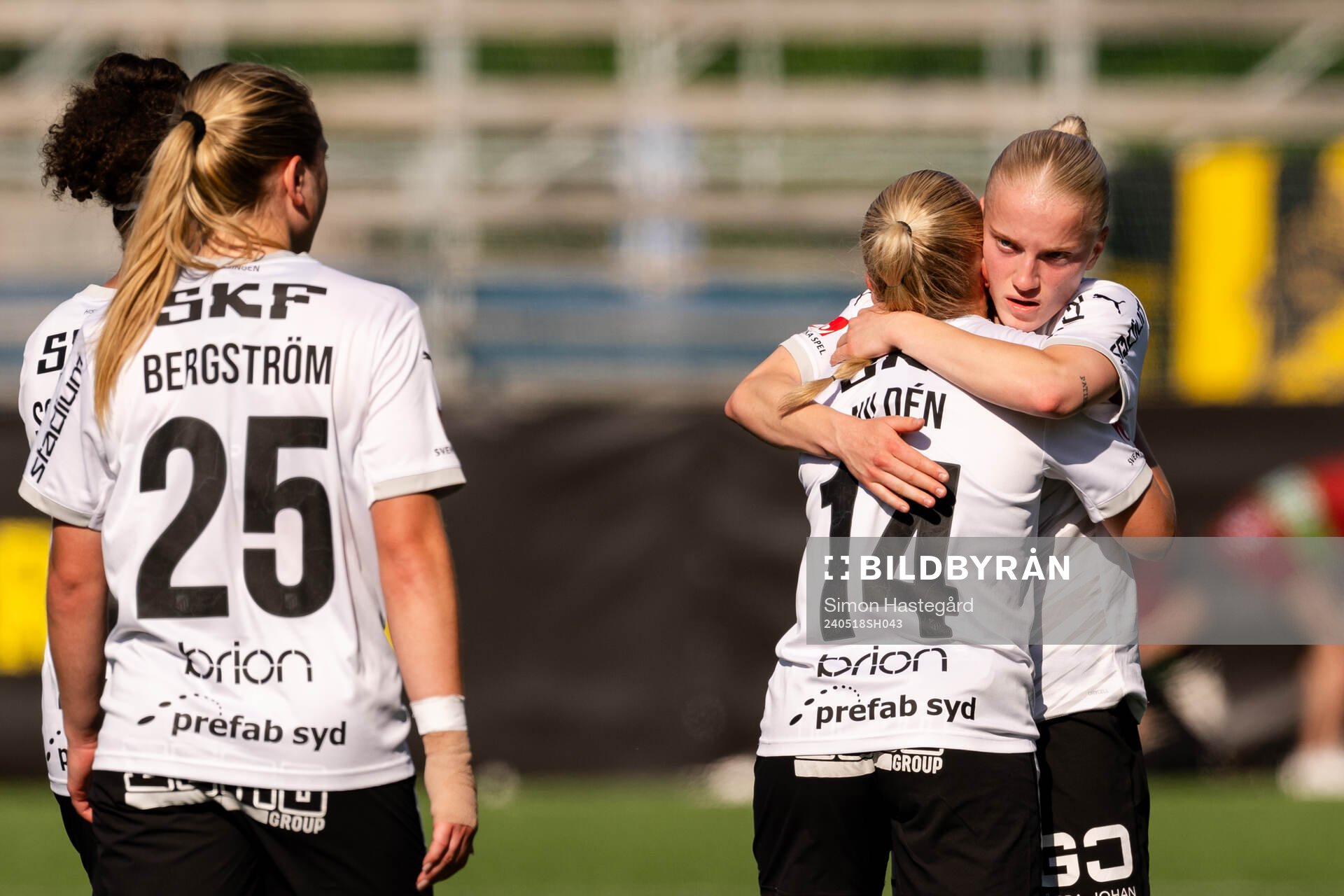 Häckens Matilda Nildén och Anna Sandberg jublar