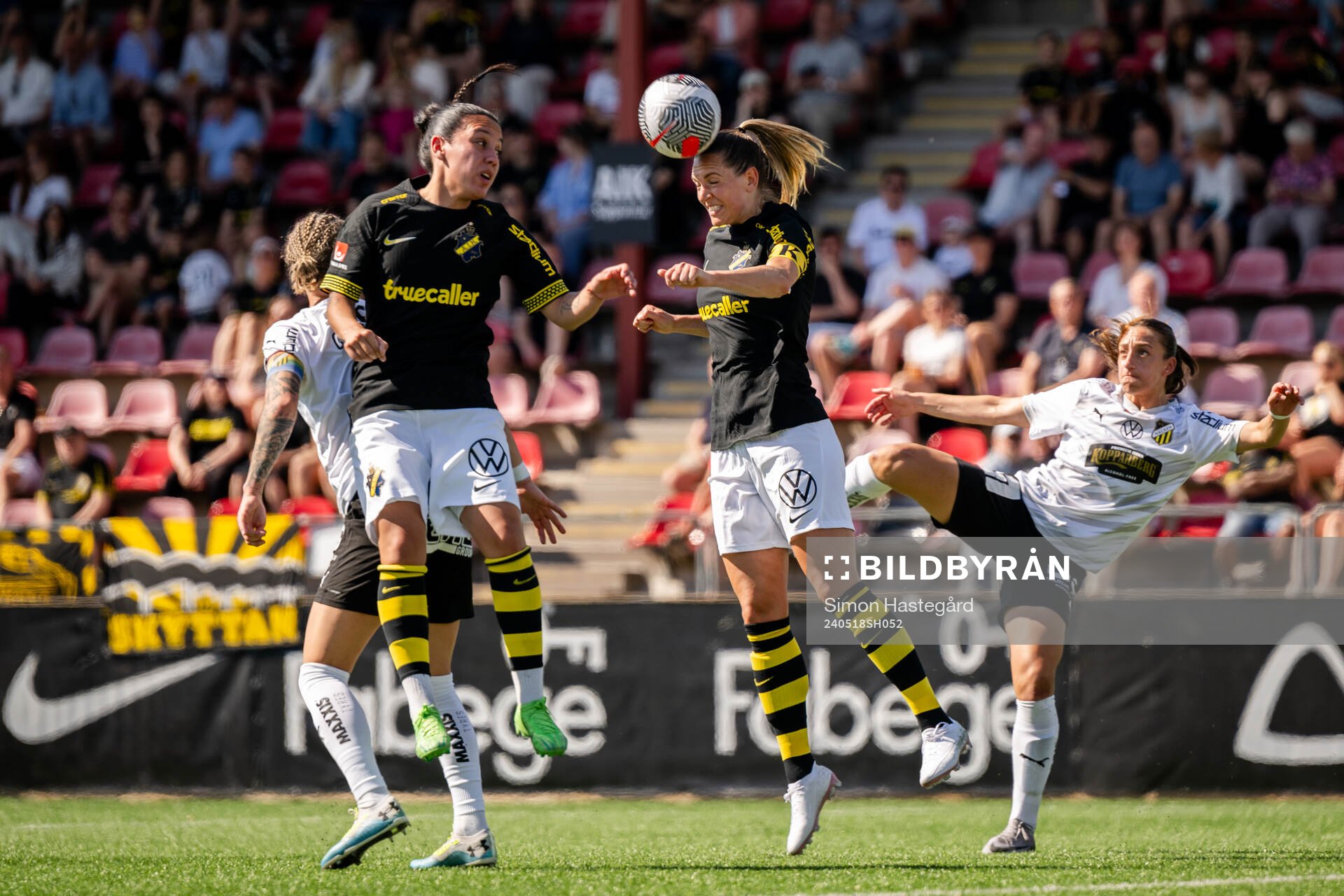 AIKs Michelle Rojas Flores och Jennie Nordin