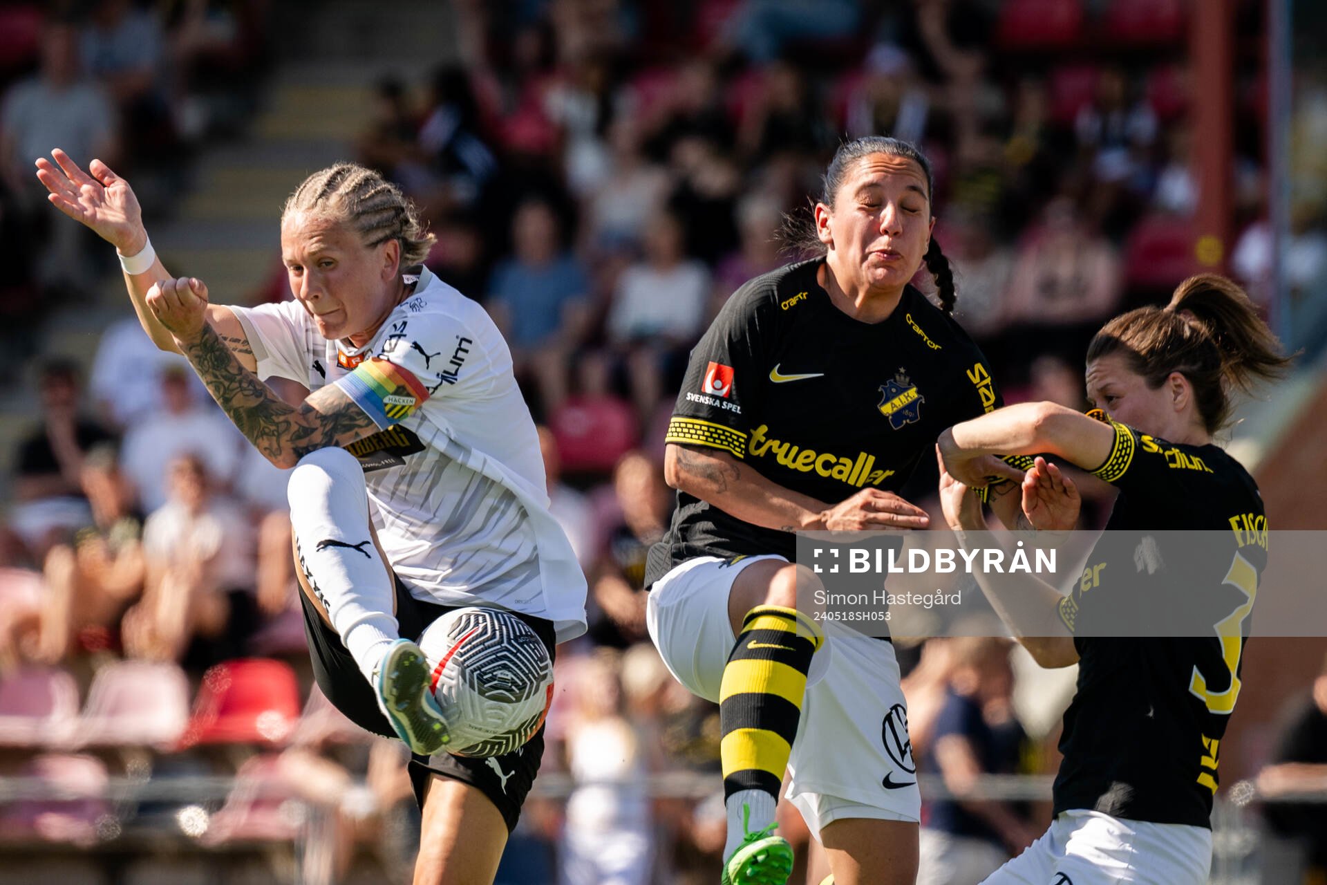 Häckens Filippa Curmark i en kamp mot AIKs Michelle Rojas