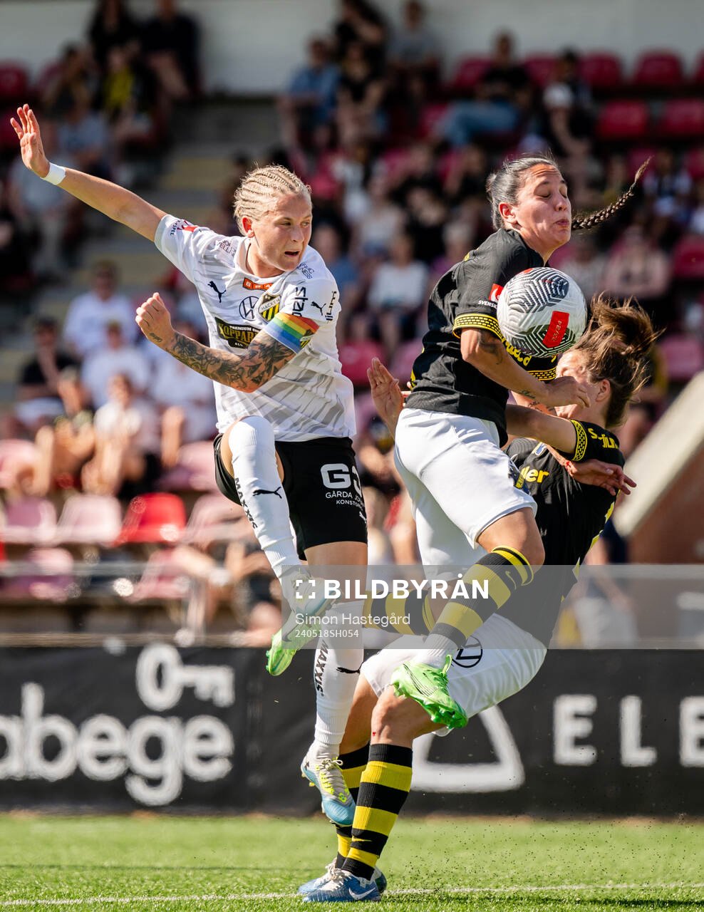 Häckens Filippa Curmark i en kamp mot AIKs Michelle Rojas