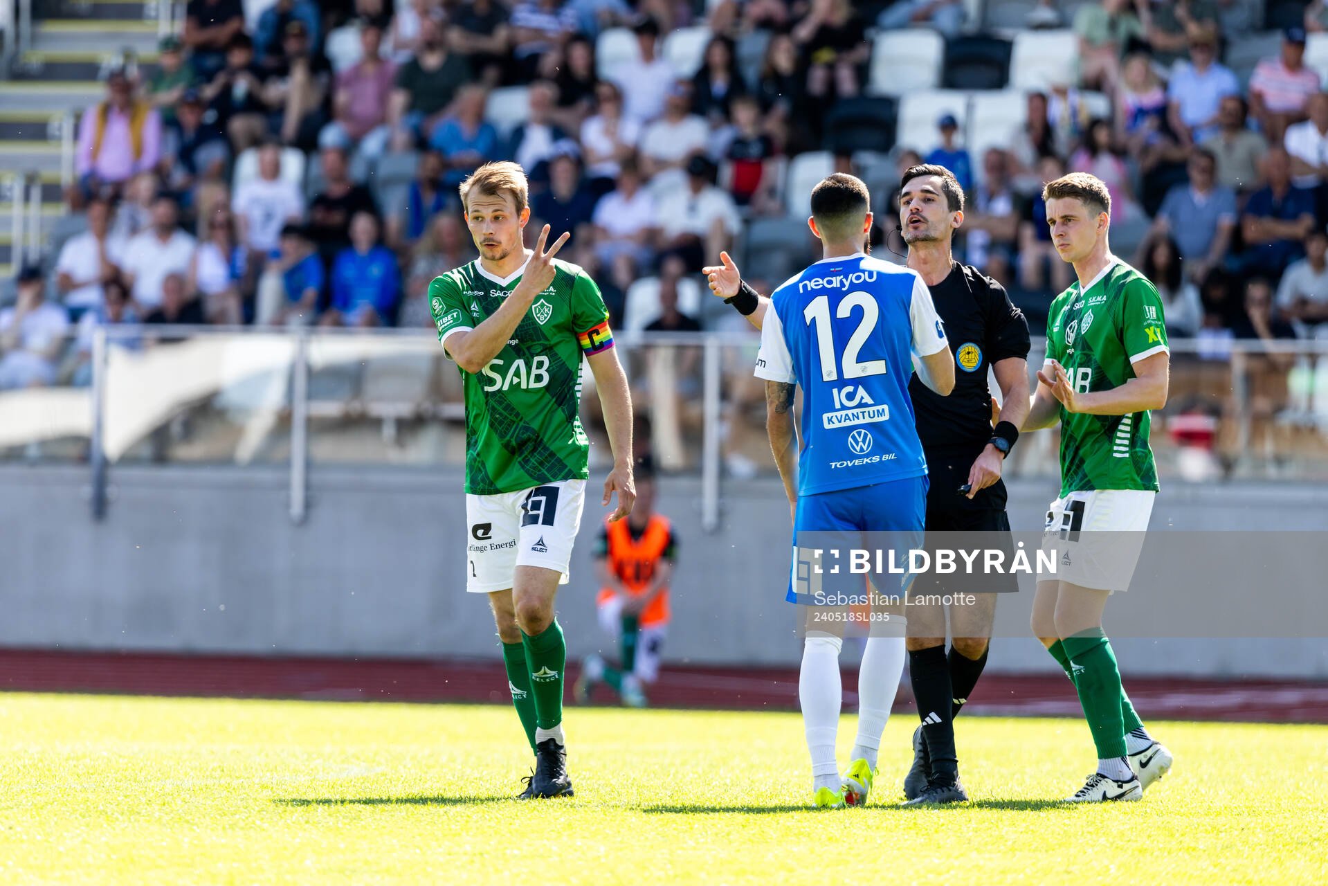 Brages Alexander Zetterström pratar med Domare Fikret Buqa