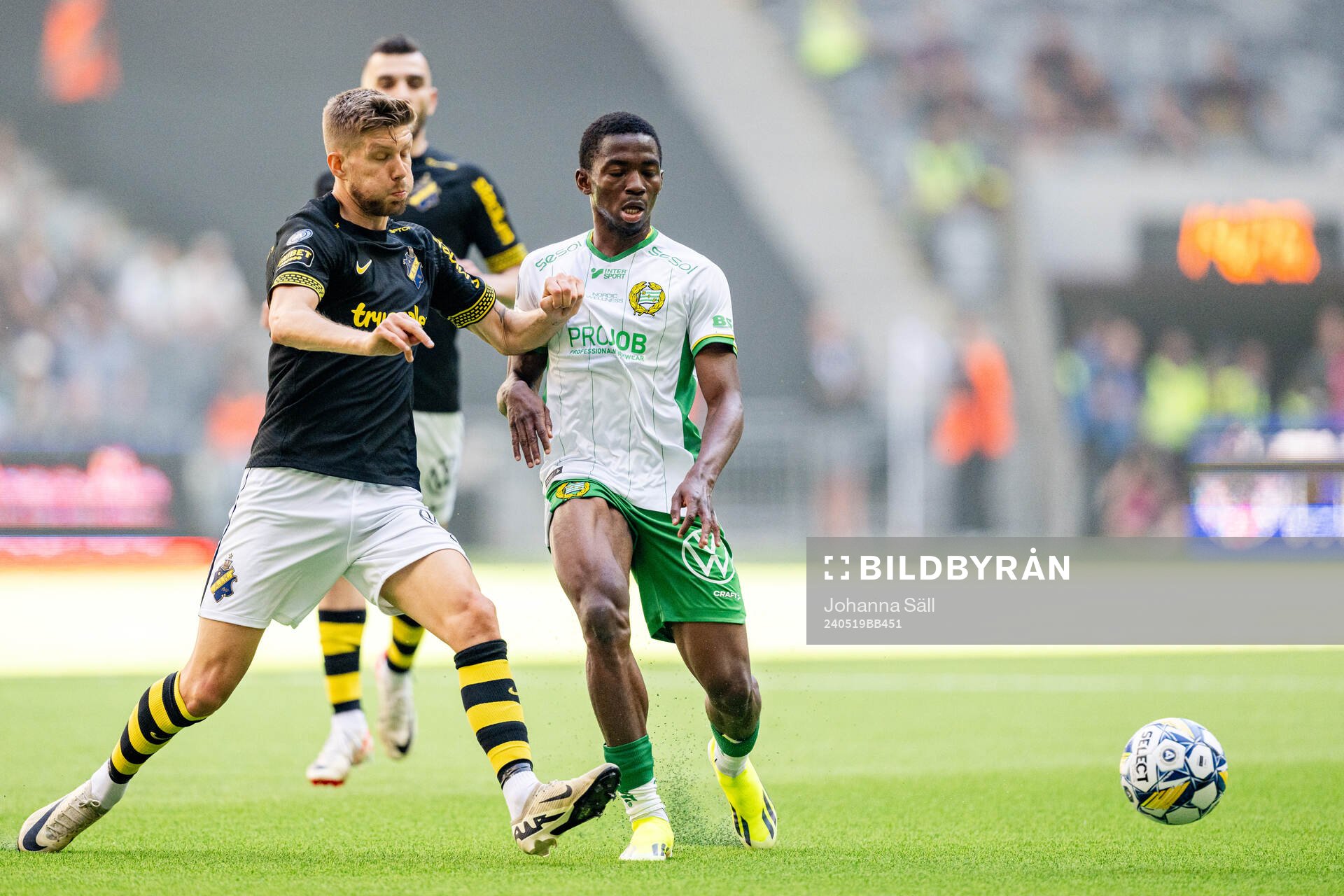 AIKs Anton Salétros och Hammarbys Bouzomana Toure