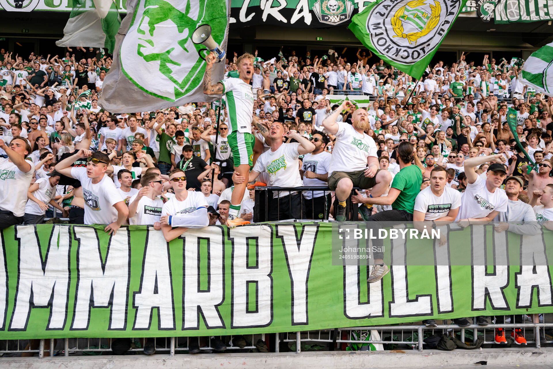 Hammarbys Fredrik Hammar jublar med supportrar