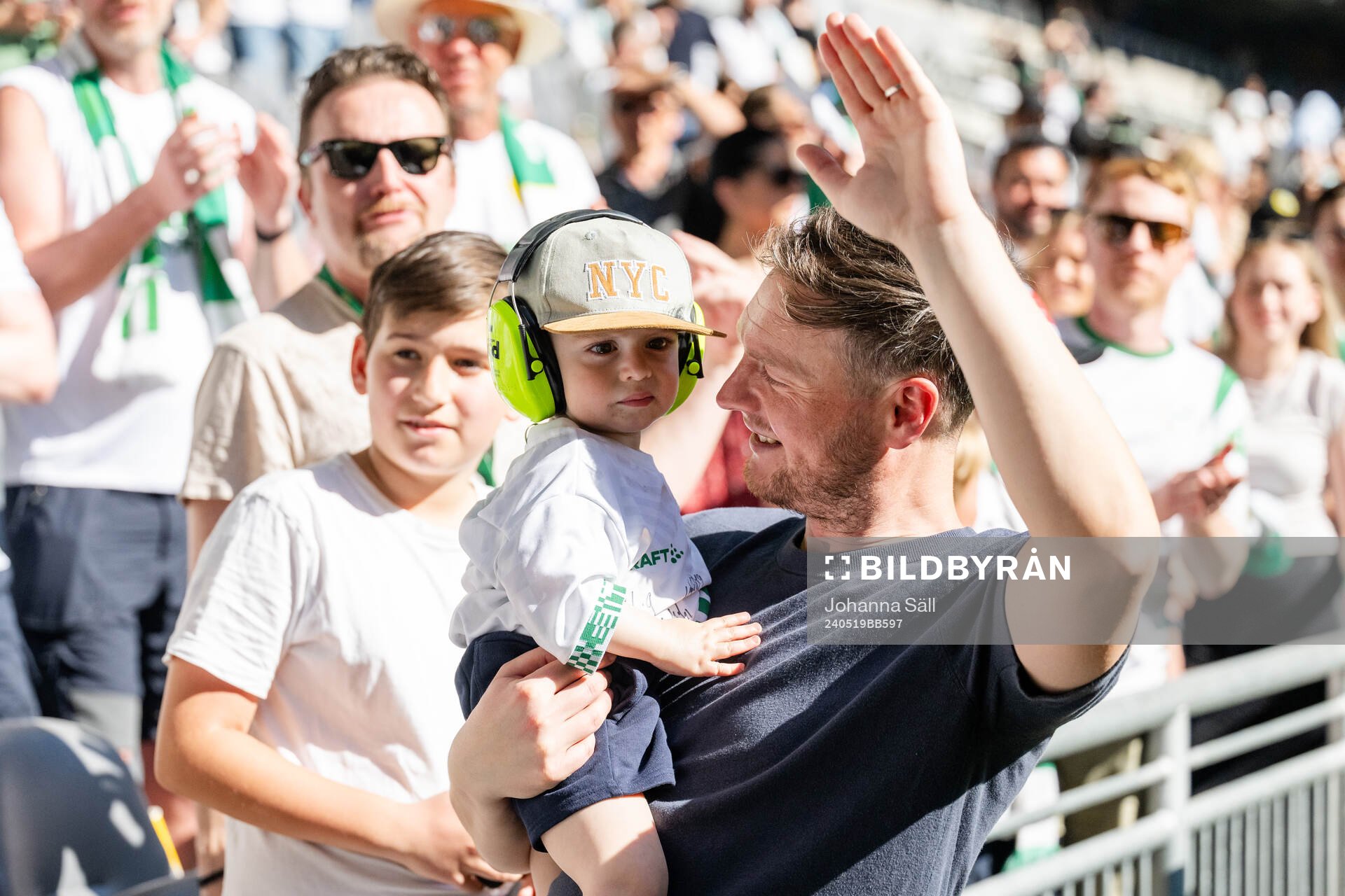 Hammarbys tränare Kim Hellberg jublar