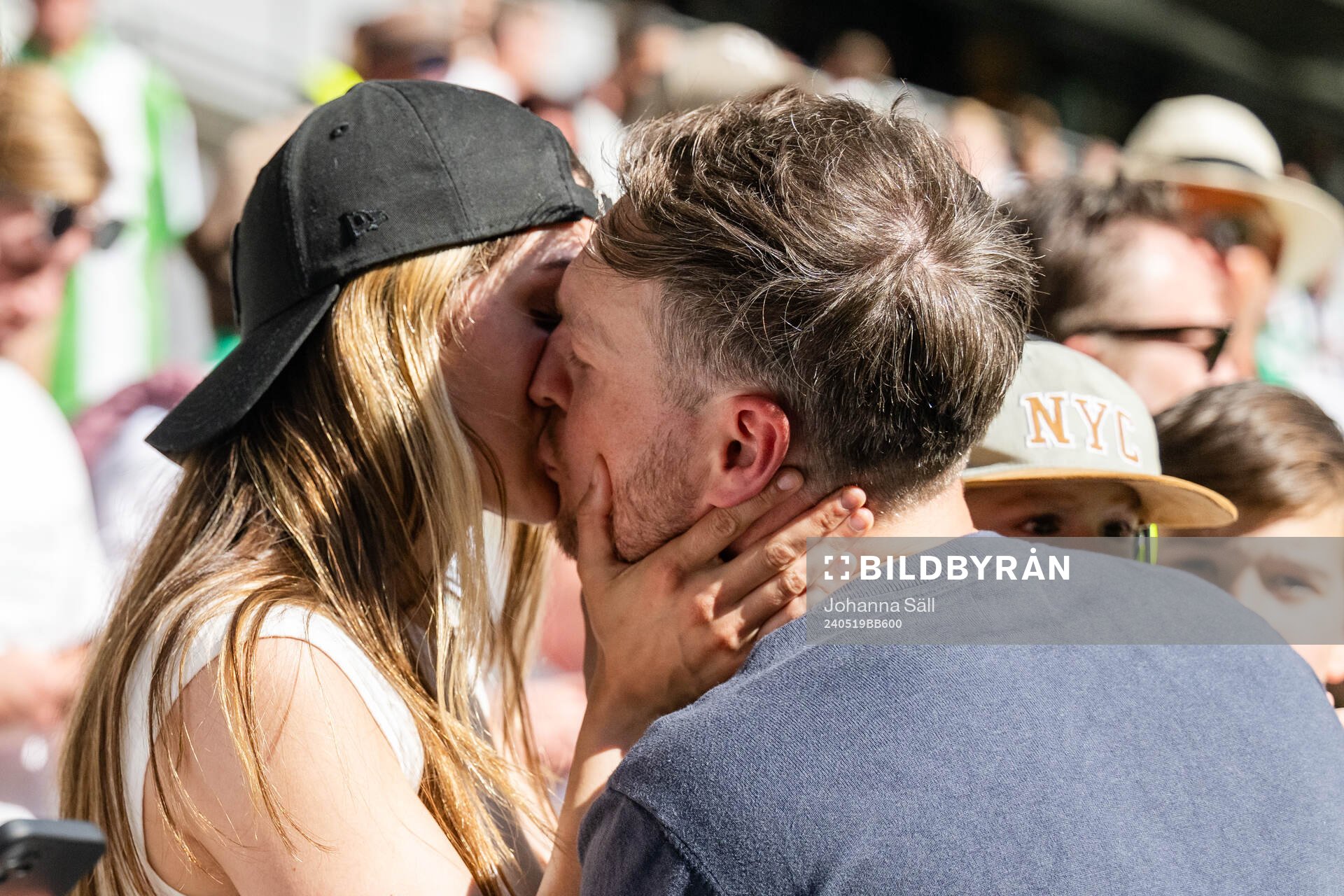 Hammarbys tränare Kim Hellberg jublar med sin fru