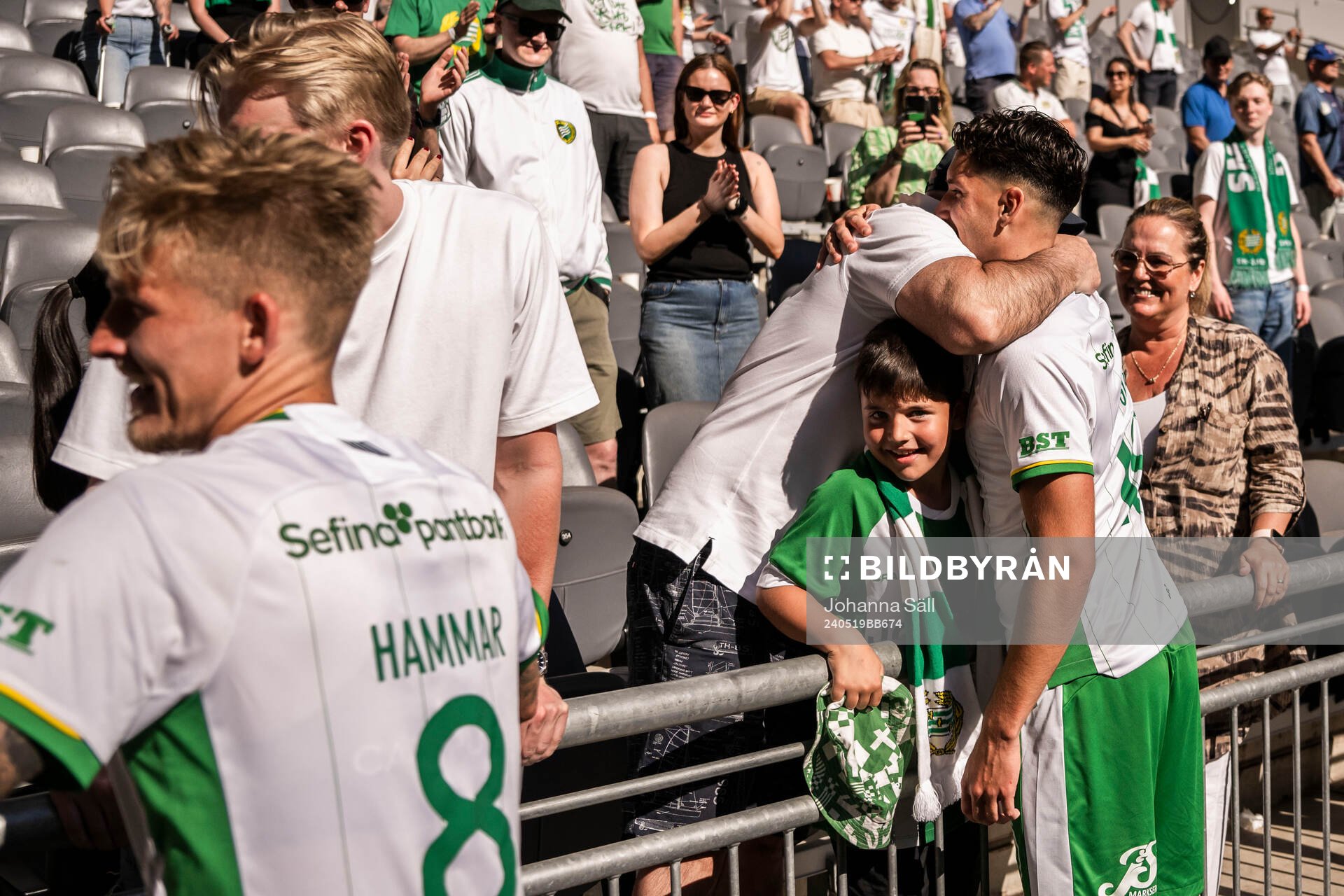 Hammarbys Deniz Gul jublar med publiken