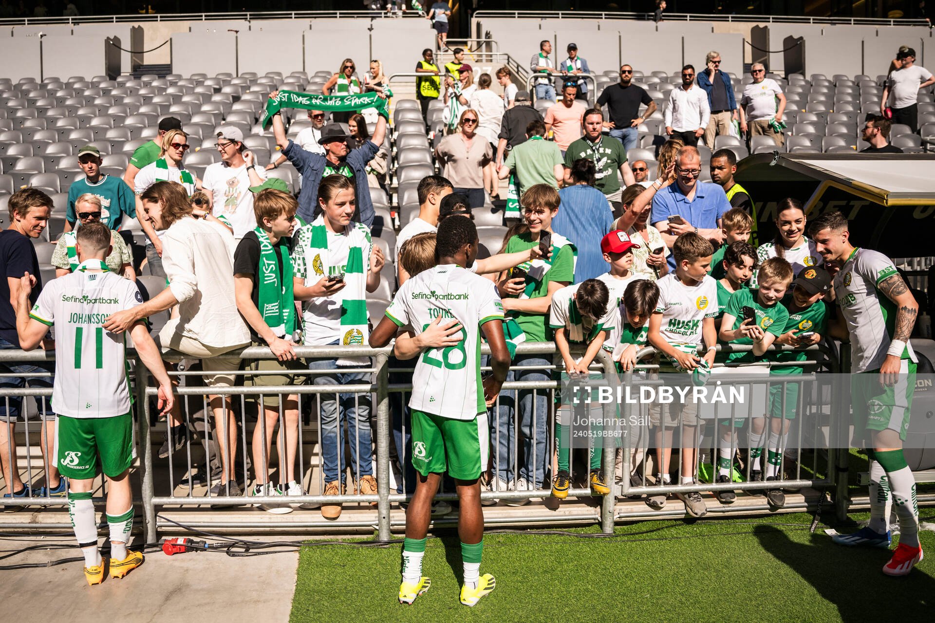 Hammarbys Oscar Johansson Schellhas, Bouzomana Toure och Viktor Dukanovic jublar med publiken efter fotbollsmatchen i Allsvenskan mellan Hammarby och AIK den 19 maj 2024 i Stockholm.