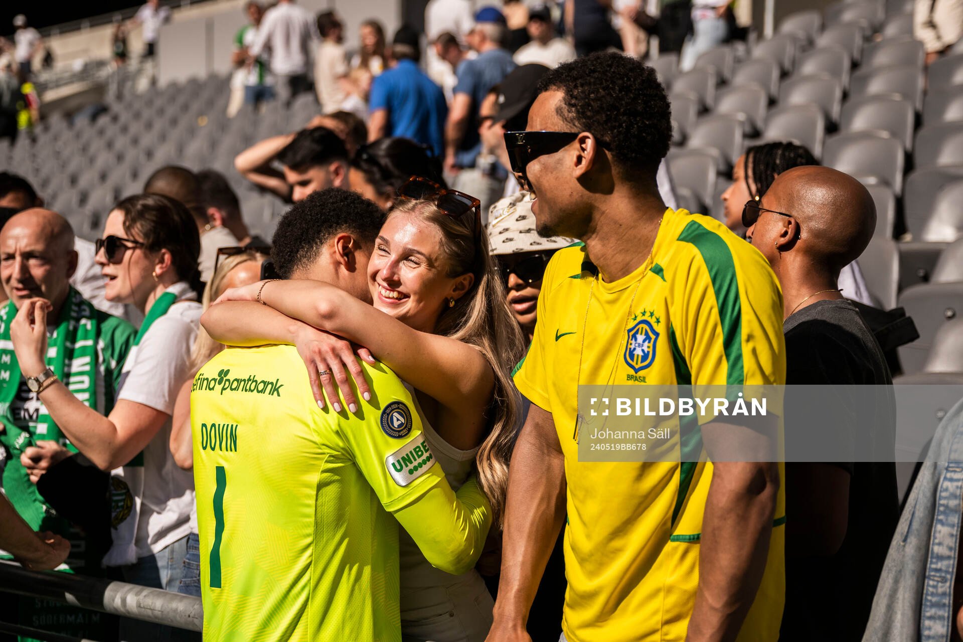 Hammarbys målvakt Oliver Dovin jublar med sin flickvän