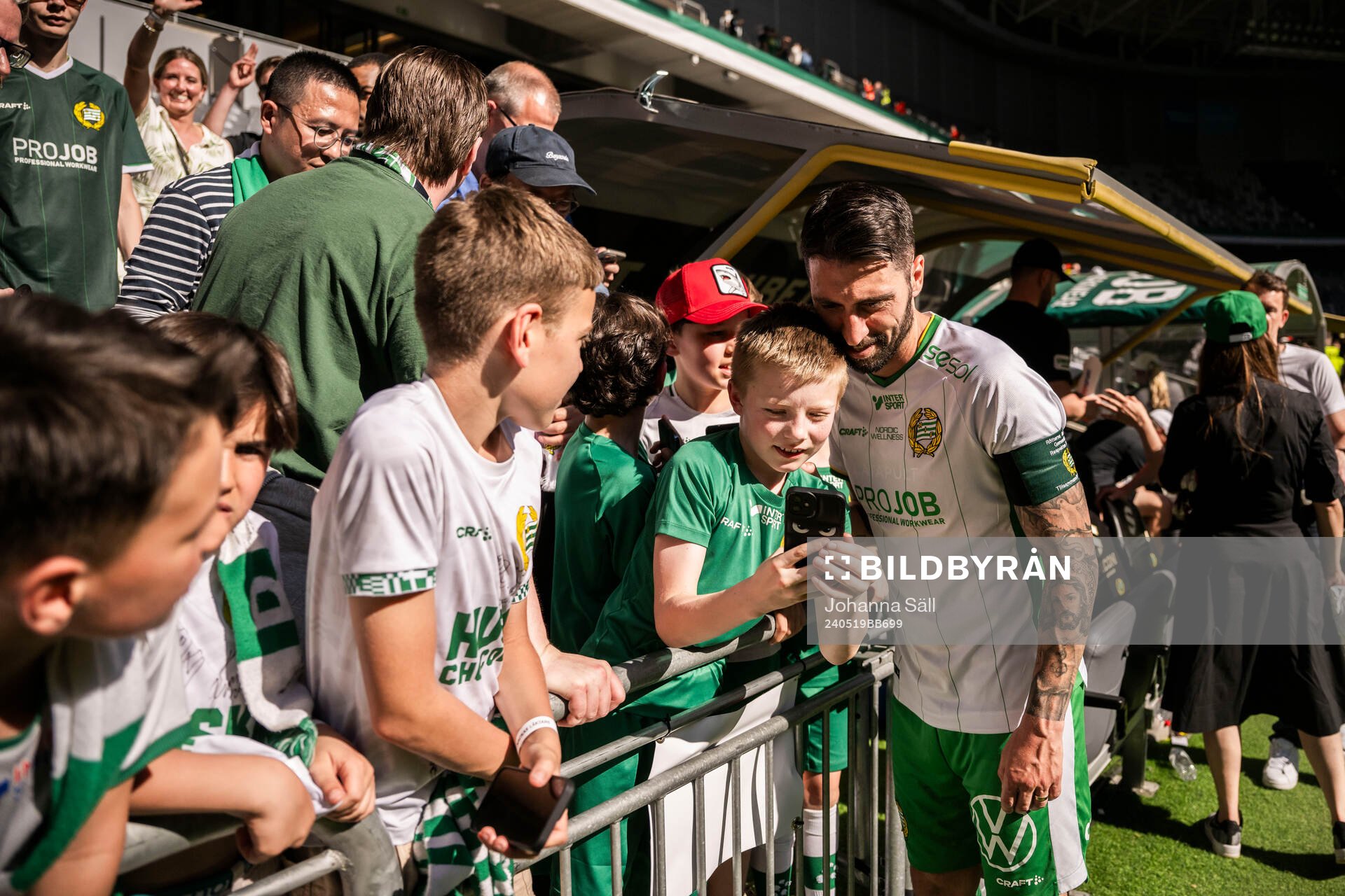 Hammarbys Nahir Besara jublar med supportrar